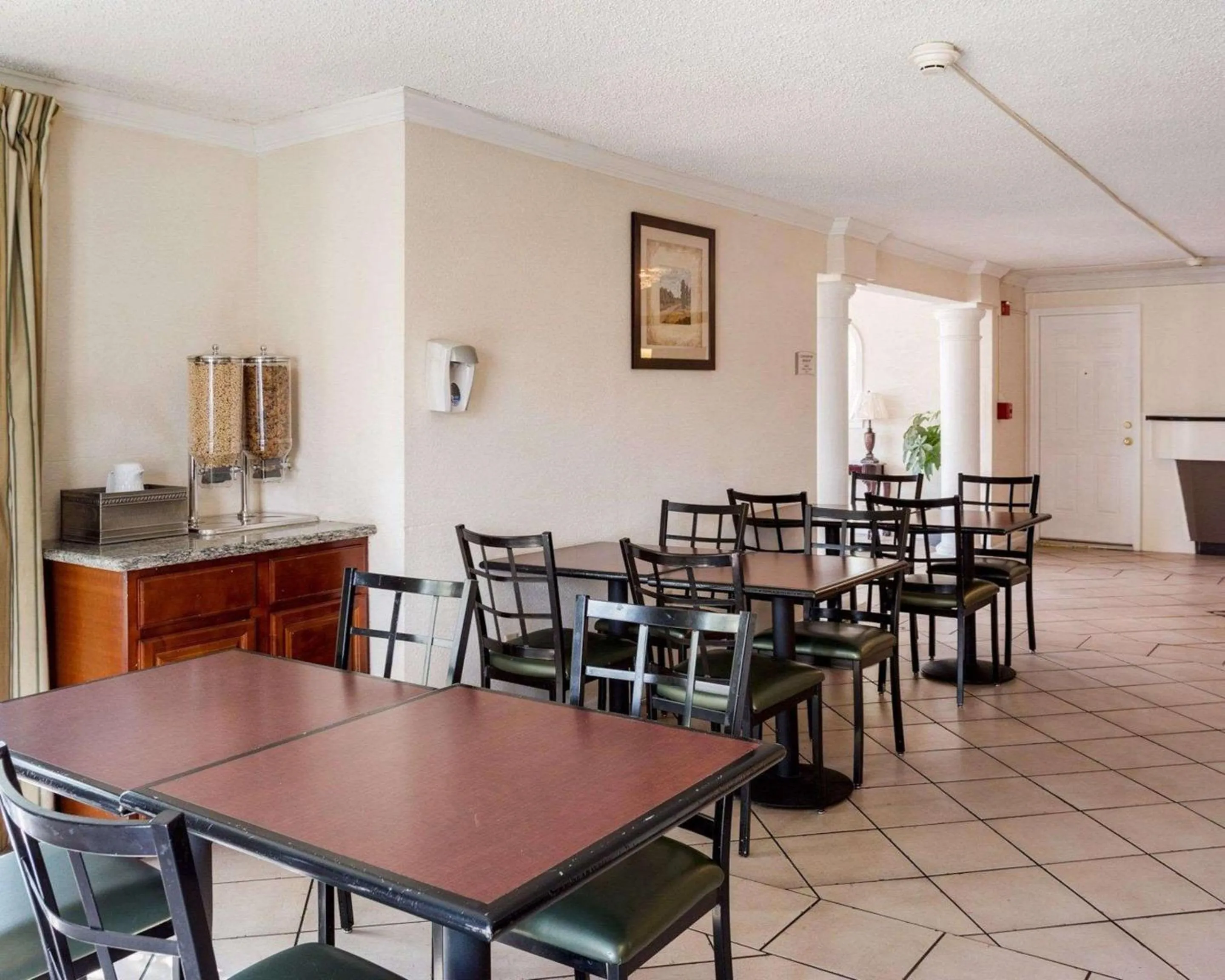 Restaurant/places to eat in Sunrise Inn & Suites New Orleans