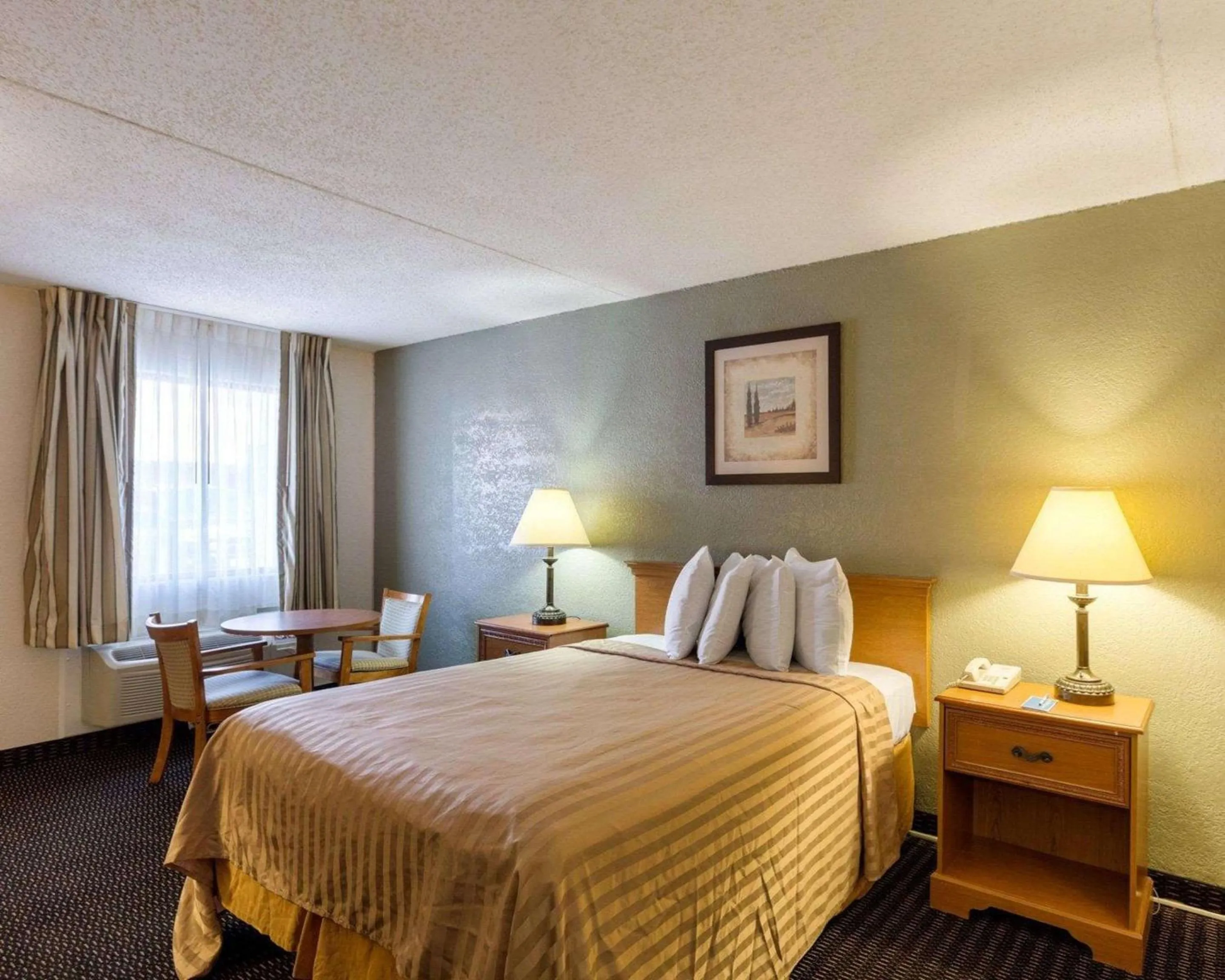 Photo of the whole room, Bed in Sunrise Inn & Suites New Orleans