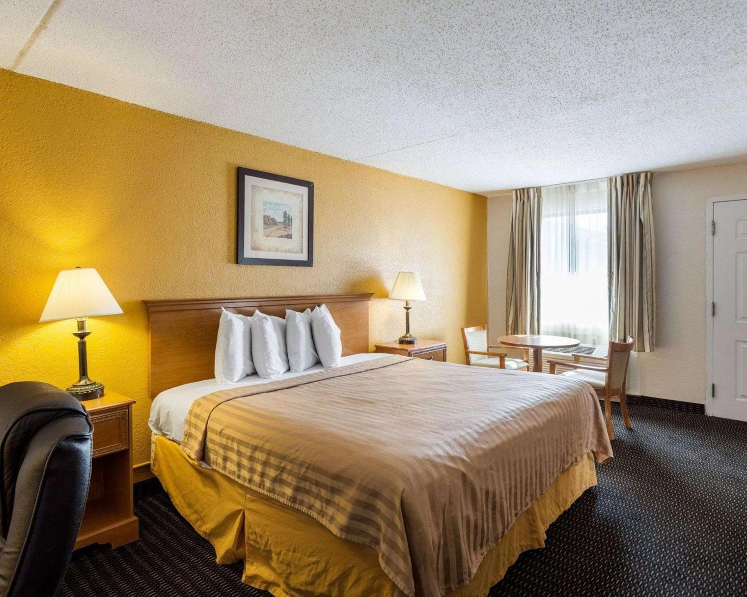 Photo of the whole room, Bed in Sunrise Inn & Suites New Orleans