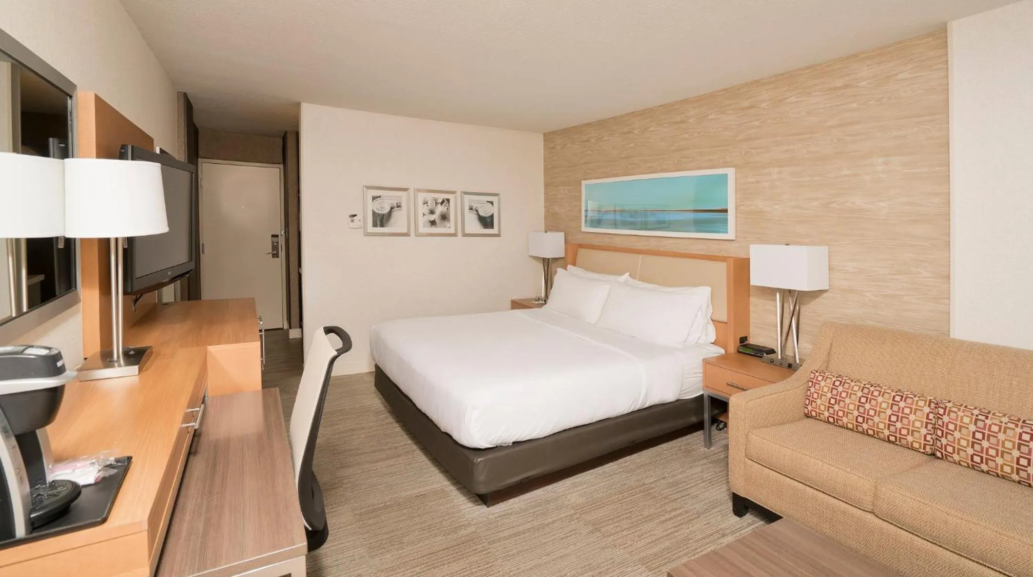 Photo of the whole room, Bed in Holiday Inn Washington-Central/White House by IHG