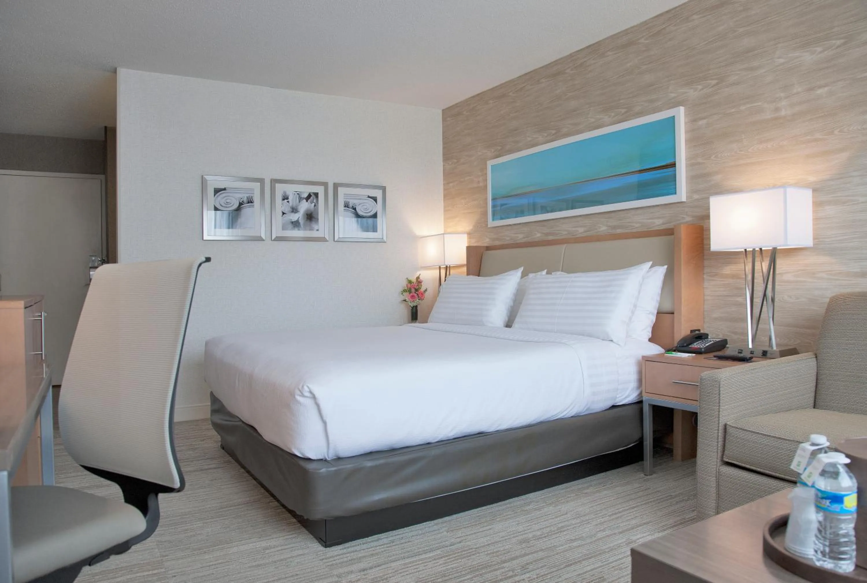 Bed in Holiday Inn Washington-Central/White House by IHG