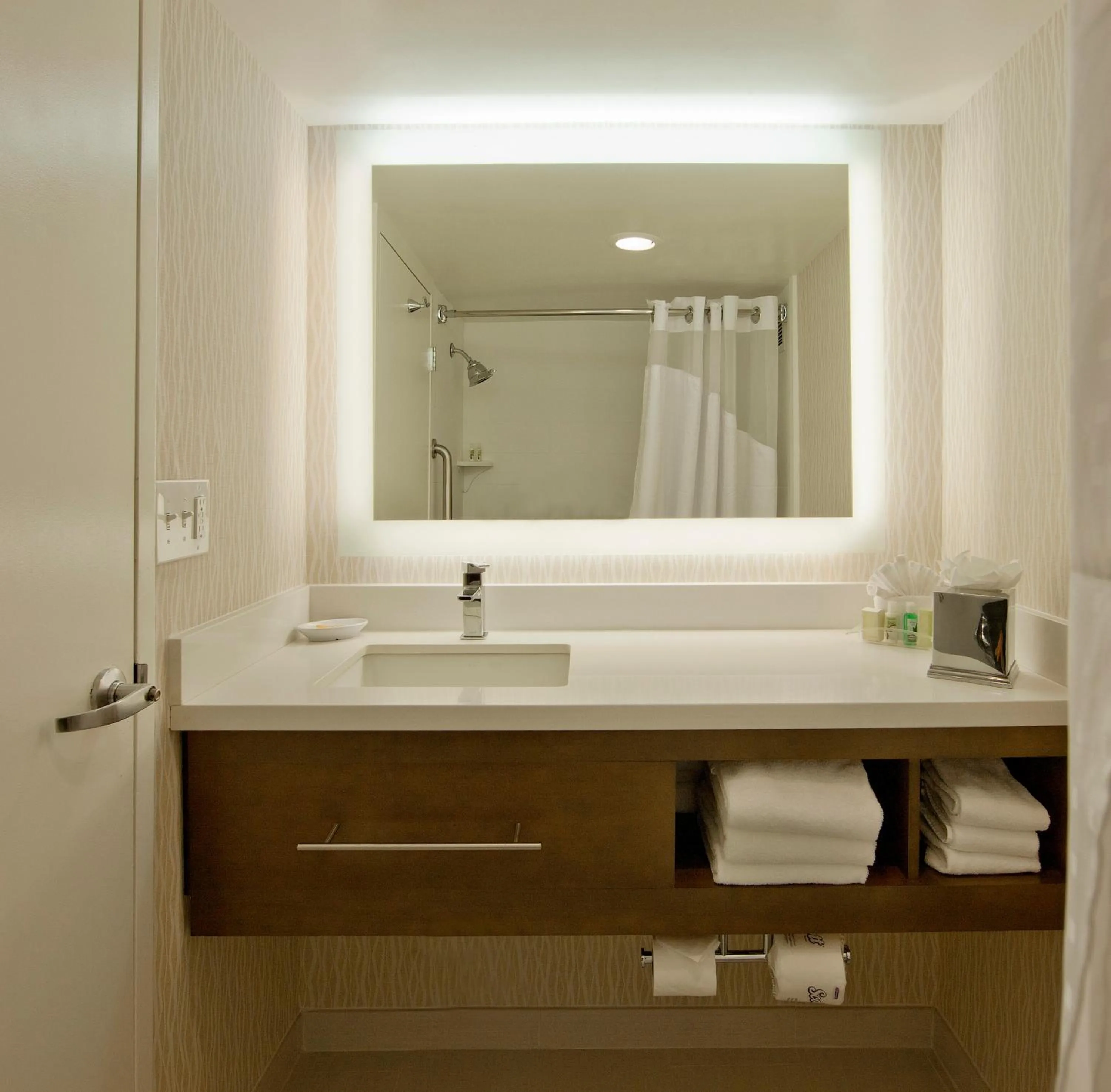 Photo of the whole room in Holiday Inn Washington-Central/White House by IHG