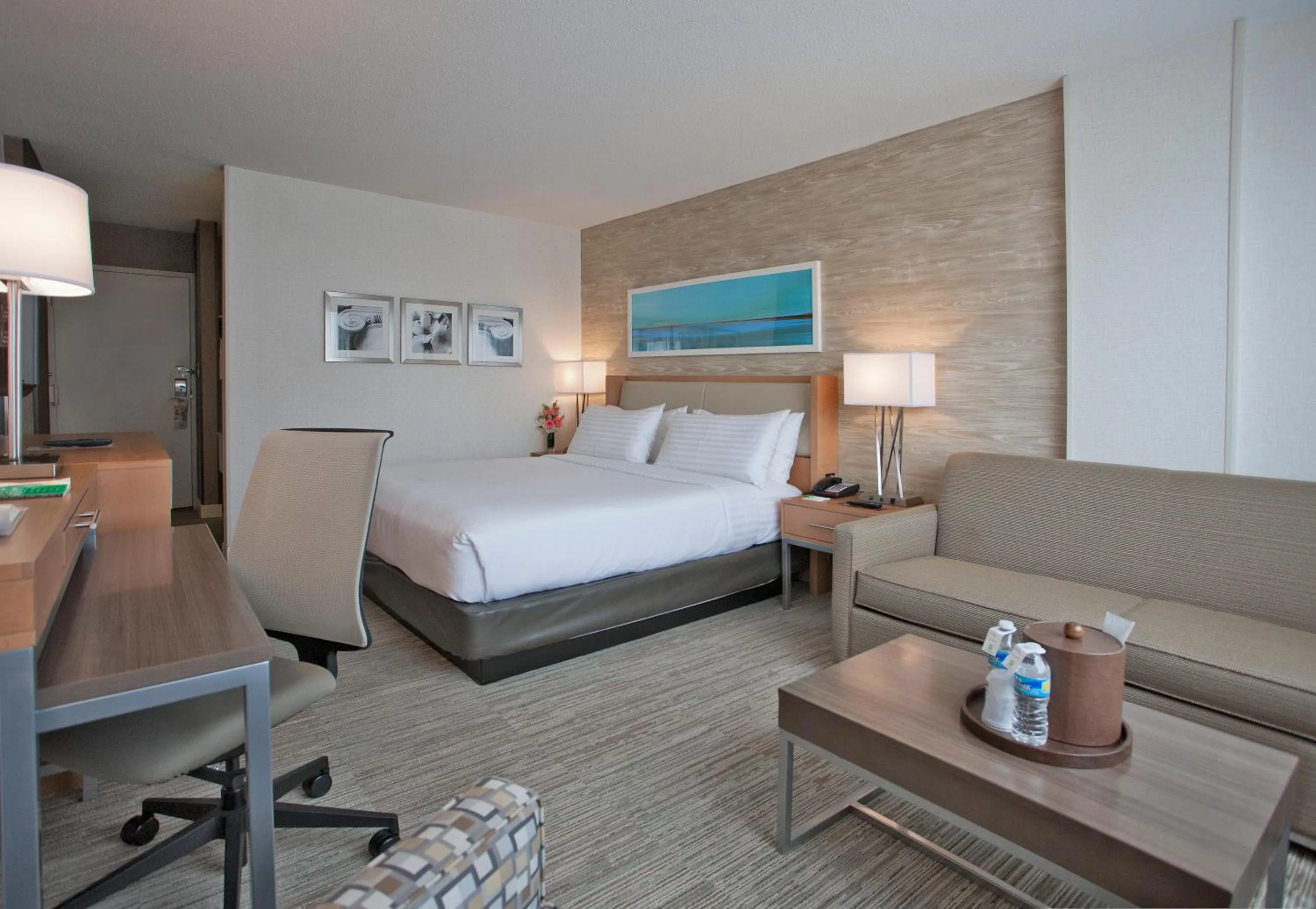 Photo of the whole room, Bed in Holiday Inn Washington-Central/White House by IHG