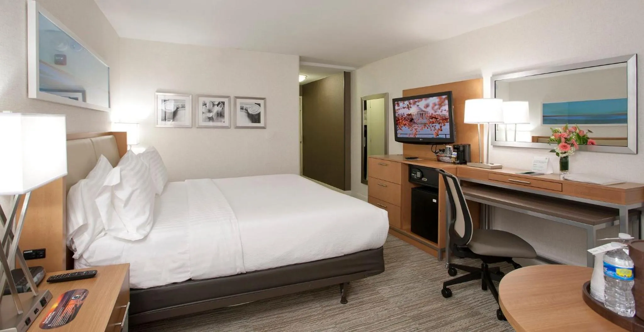 Photo of the whole room, Bed in Holiday Inn Washington-Central/White House by IHG