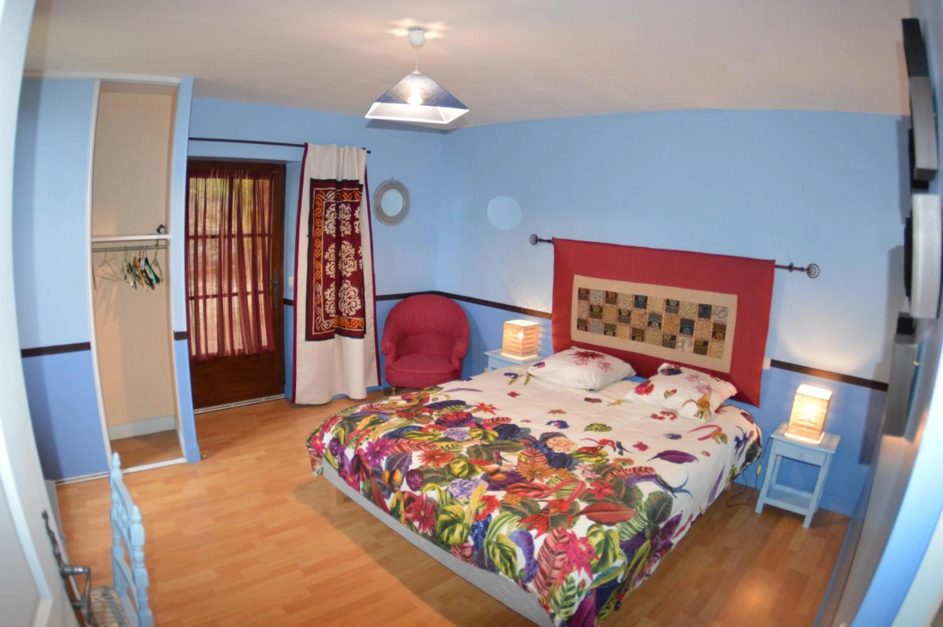 Photo of the whole room, Bed in Les Deux Tours