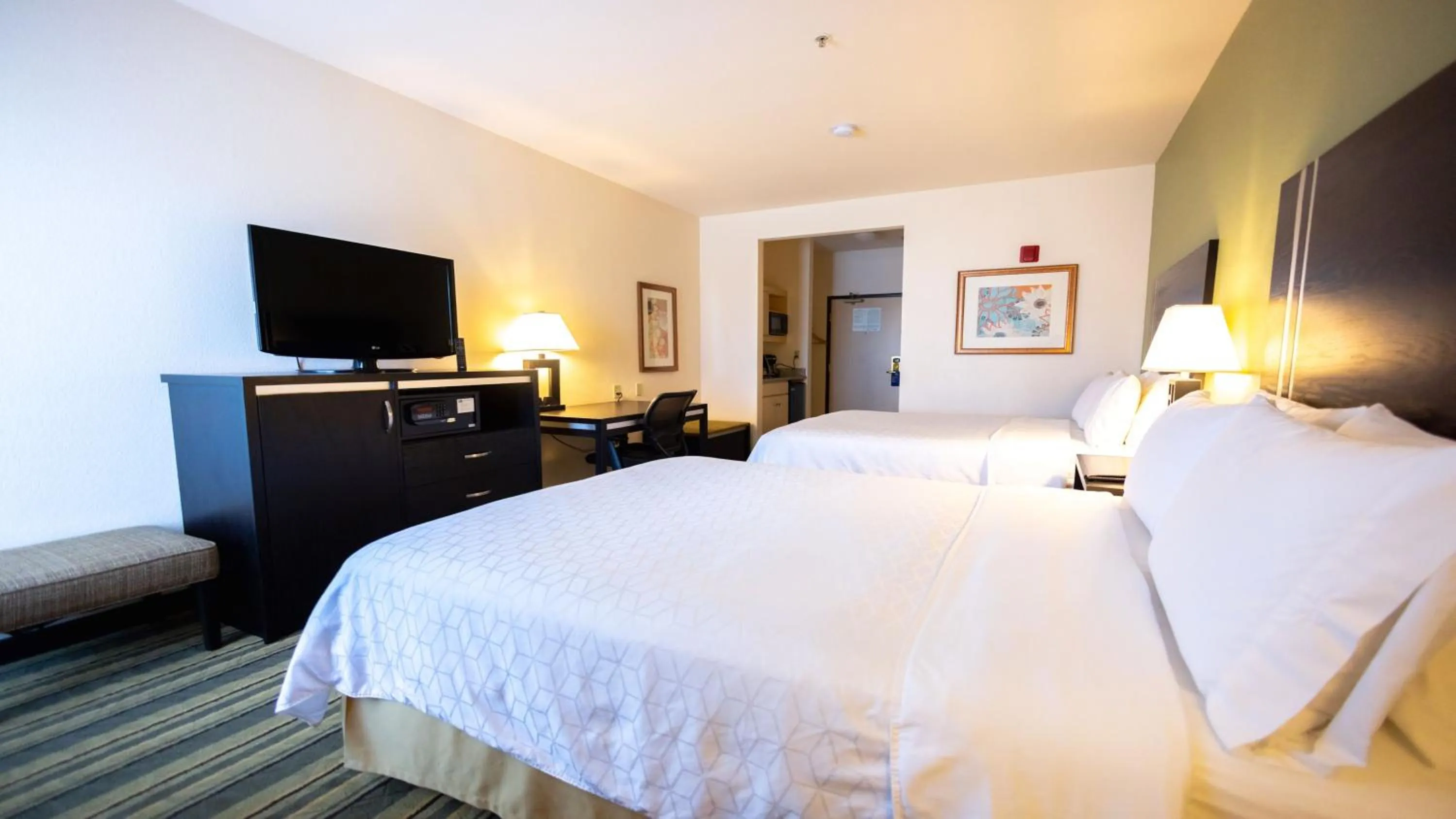 Photo of the whole room, Bed in Holiday Inn Express Berkeley by IHG