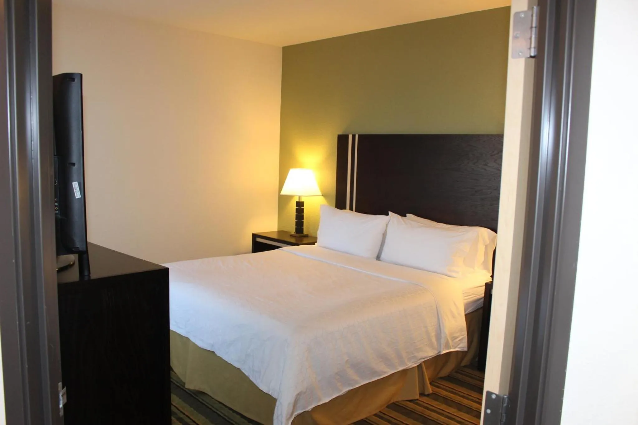 Photo of the whole room, Bed in Holiday Inn Express Berkeley by IHG