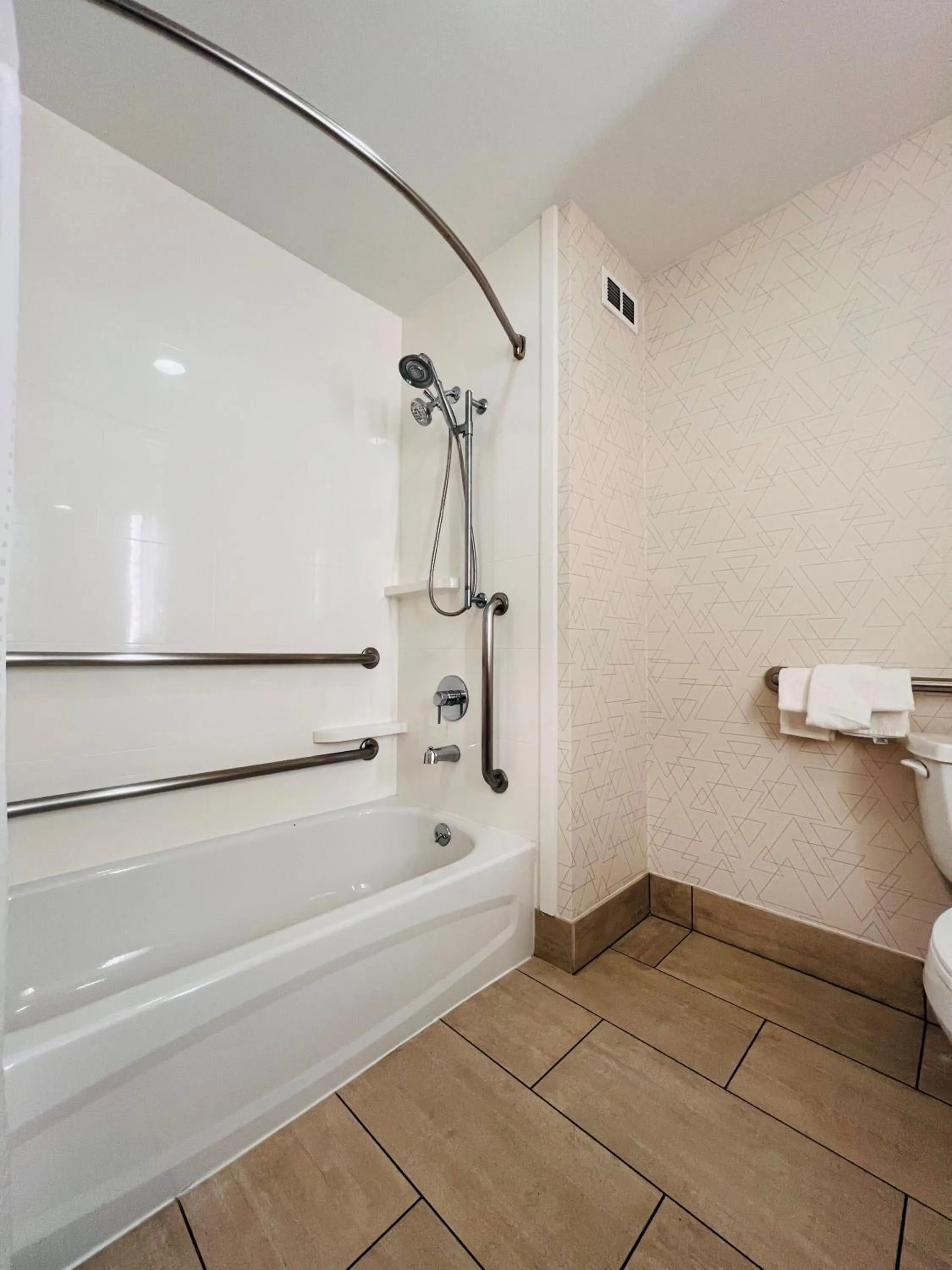 Bath in Holiday Inn Express Berkeley by IHG