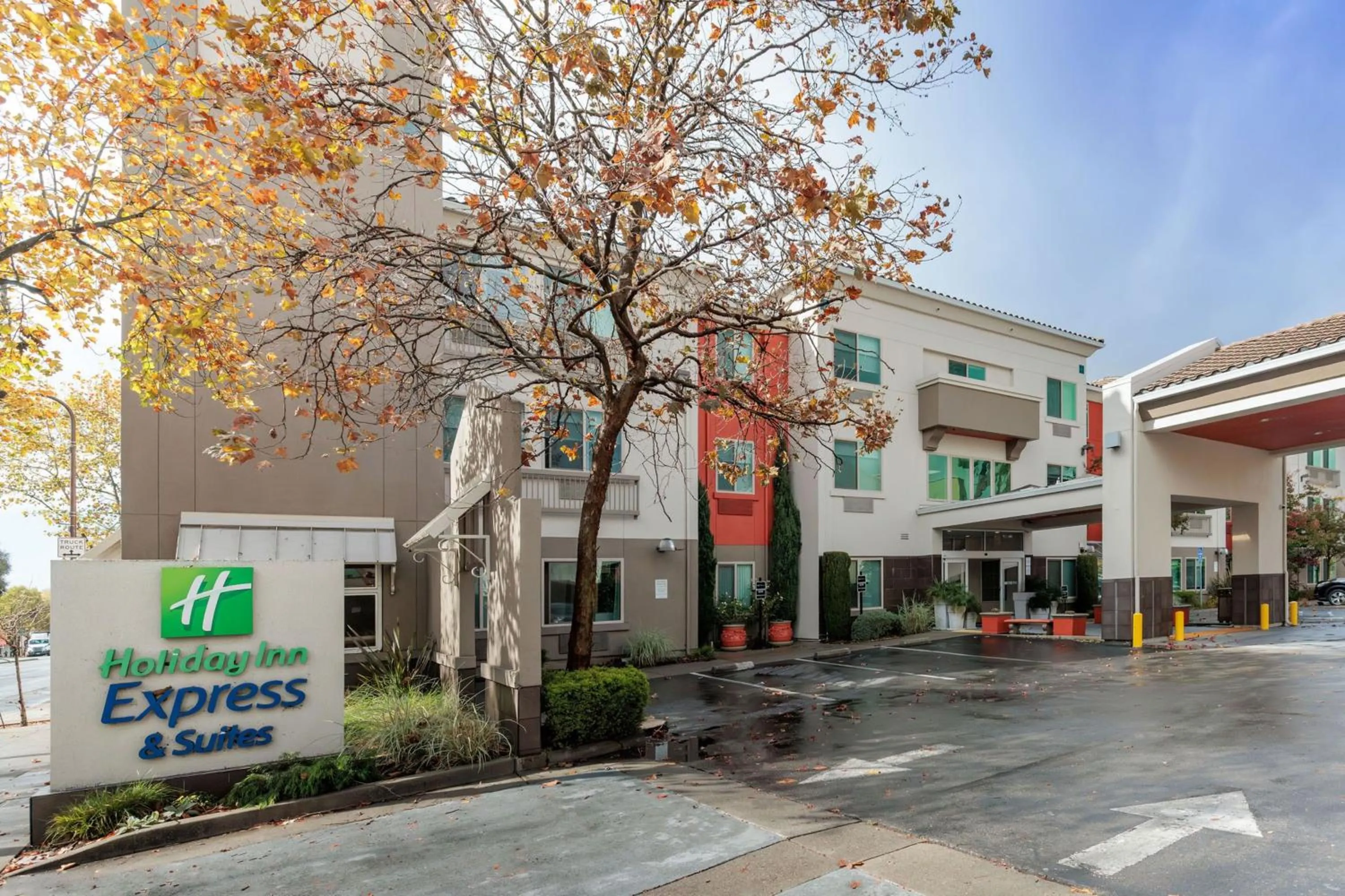 Property building in Holiday Inn Express Berkeley by IHG