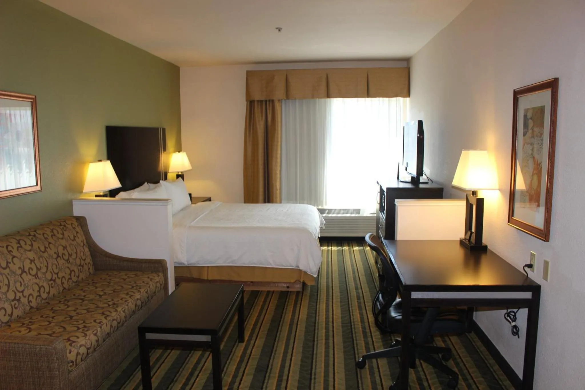 Photo of the whole room, Bed in Holiday Inn Express Berkeley by IHG