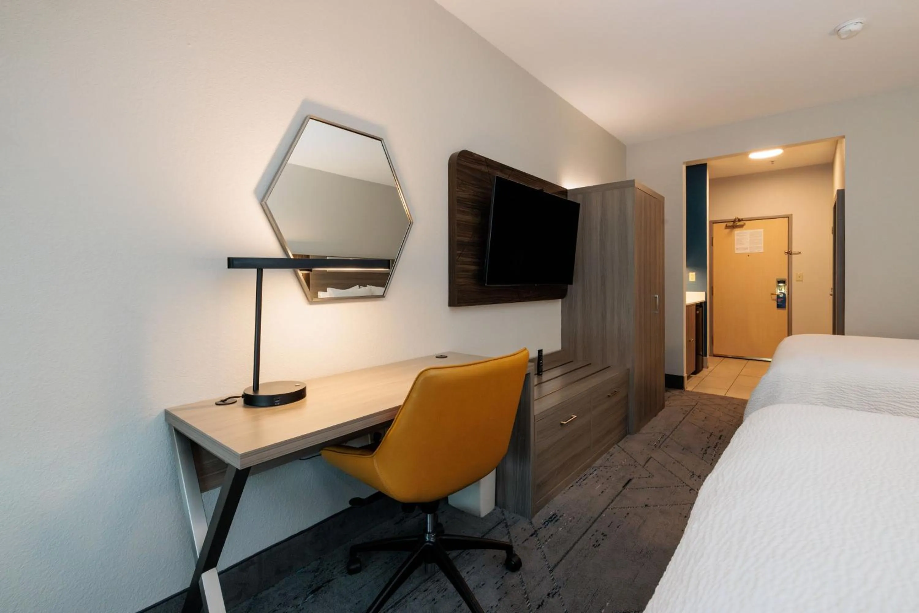 Photo of the whole room, Bed in Holiday Inn Express Berkeley by IHG