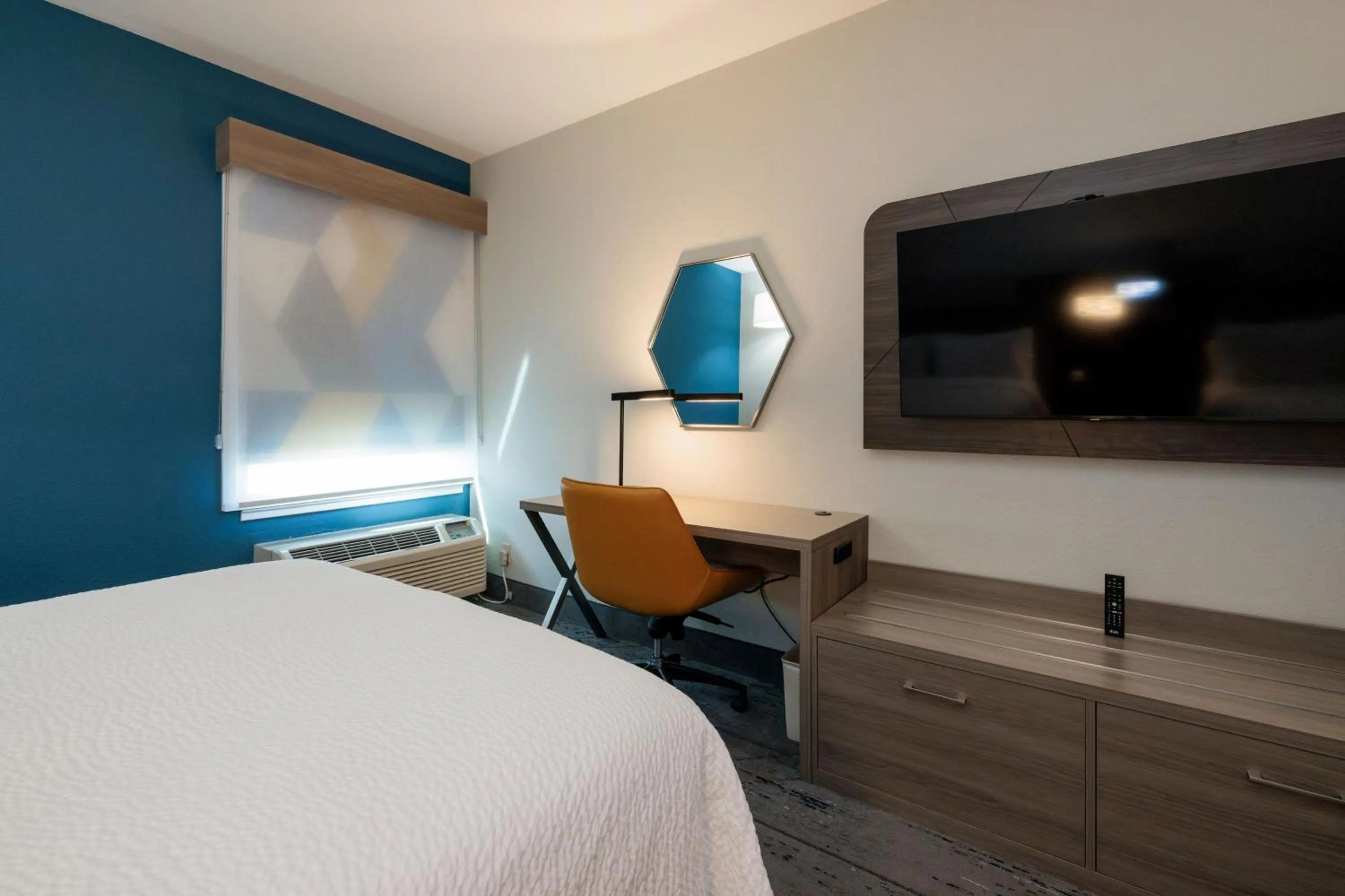 Photo of the whole room, Bed in Holiday Inn Express Berkeley by IHG