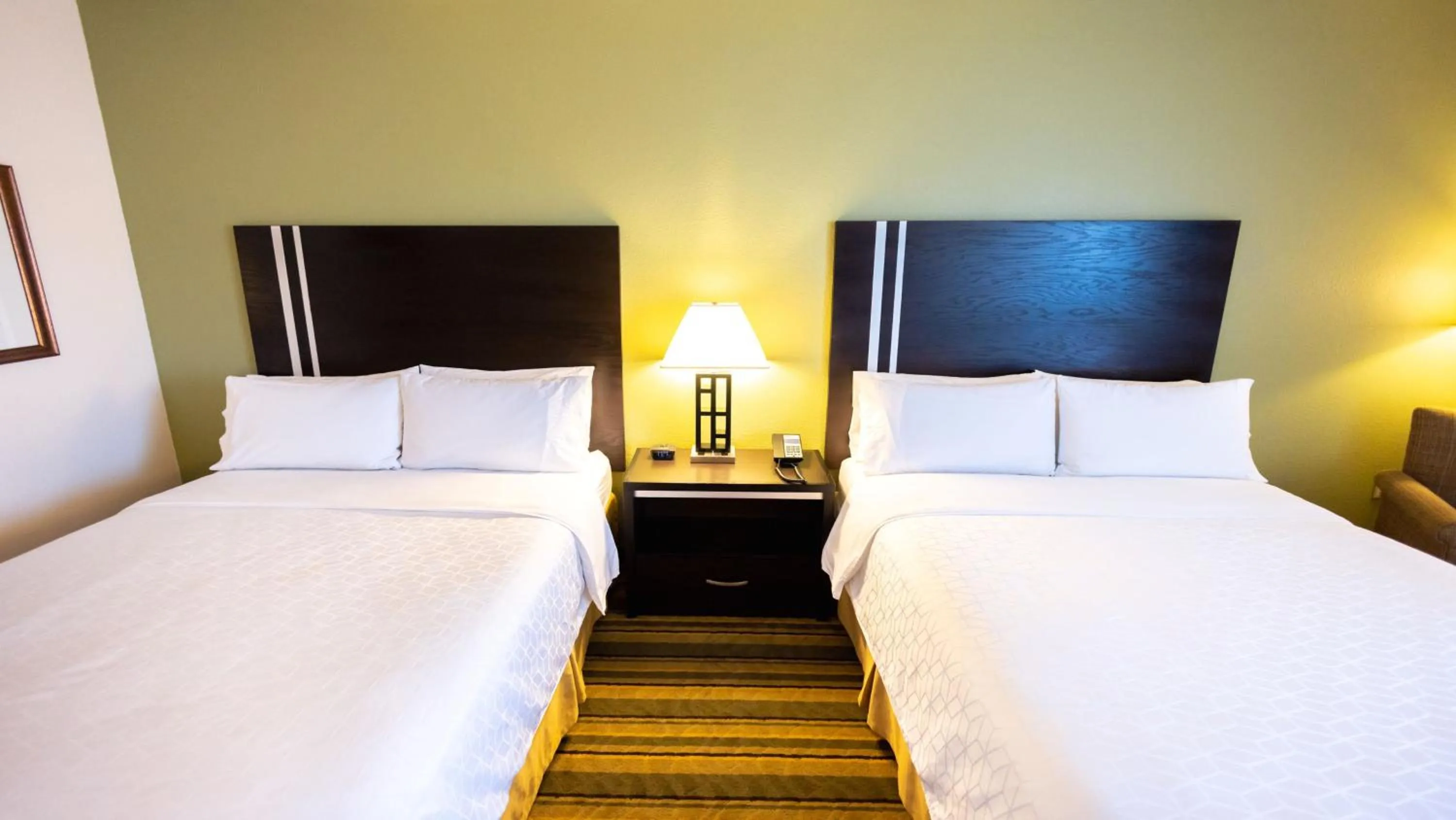 Photo of the whole room, Bed in Holiday Inn Express Berkeley by IHG