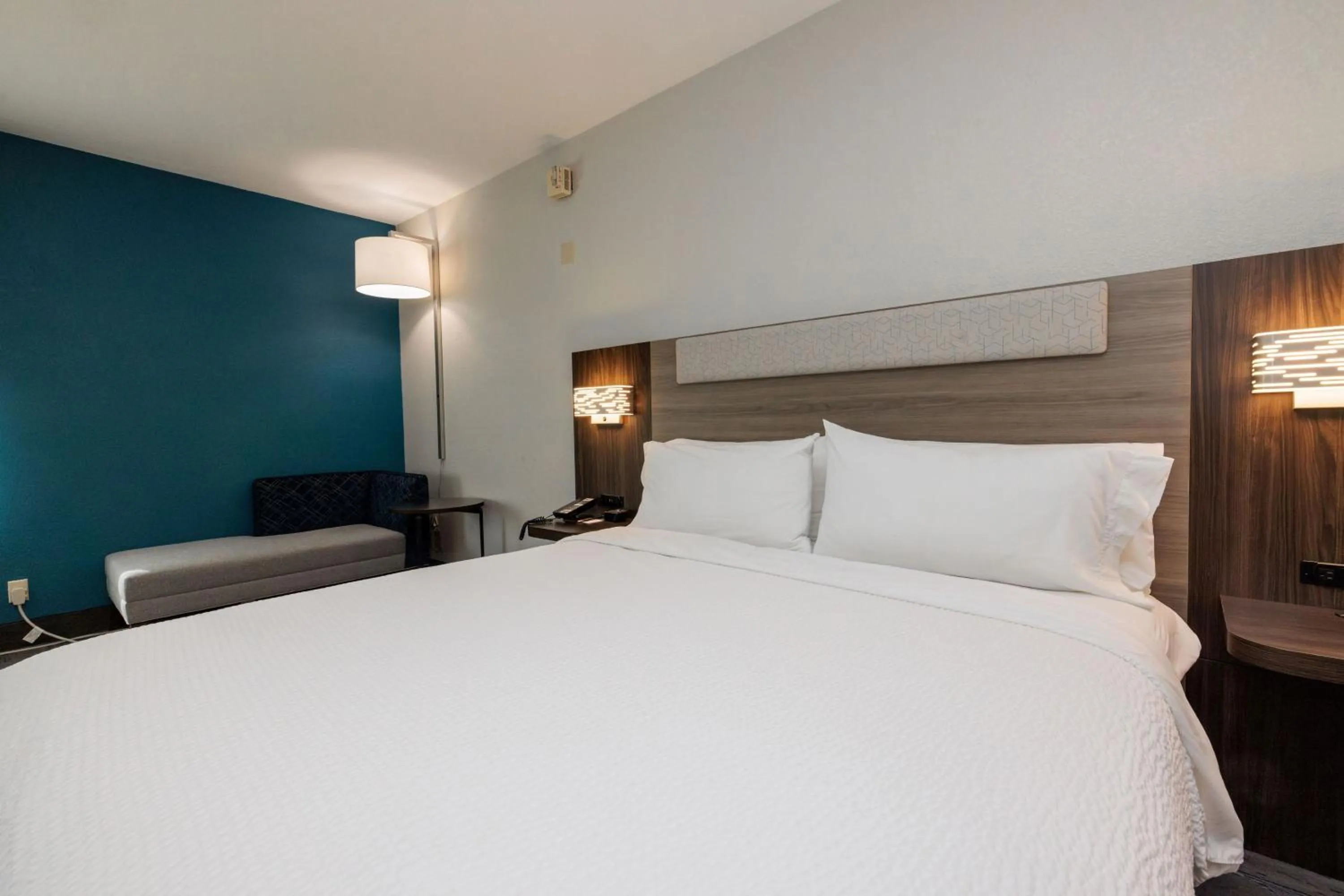 Photo of the whole room, Bed in Holiday Inn Express Berkeley by IHG