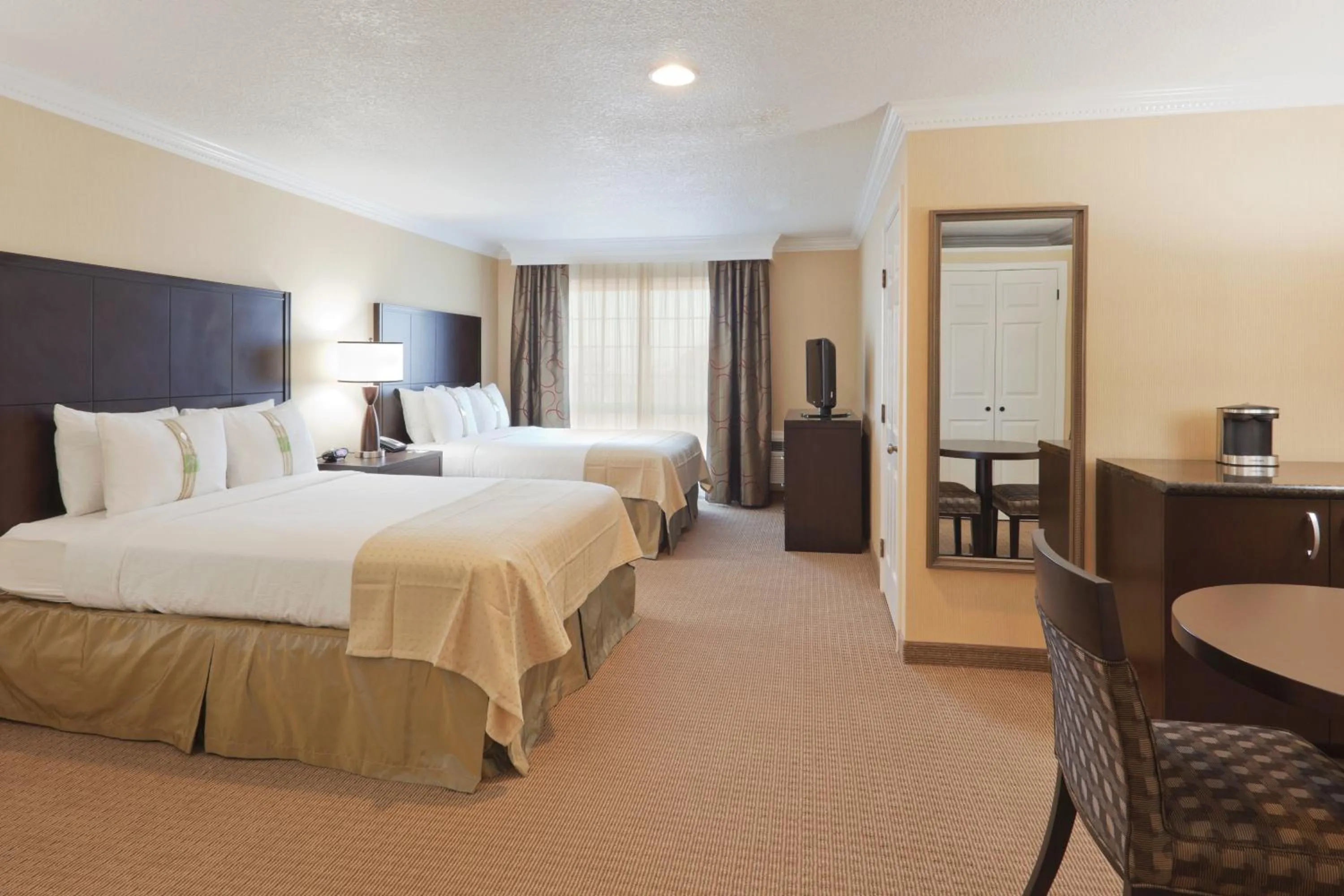 Photo of the whole room, Bed in Holiday Inn & Suites San Mateo - SFO by IHG