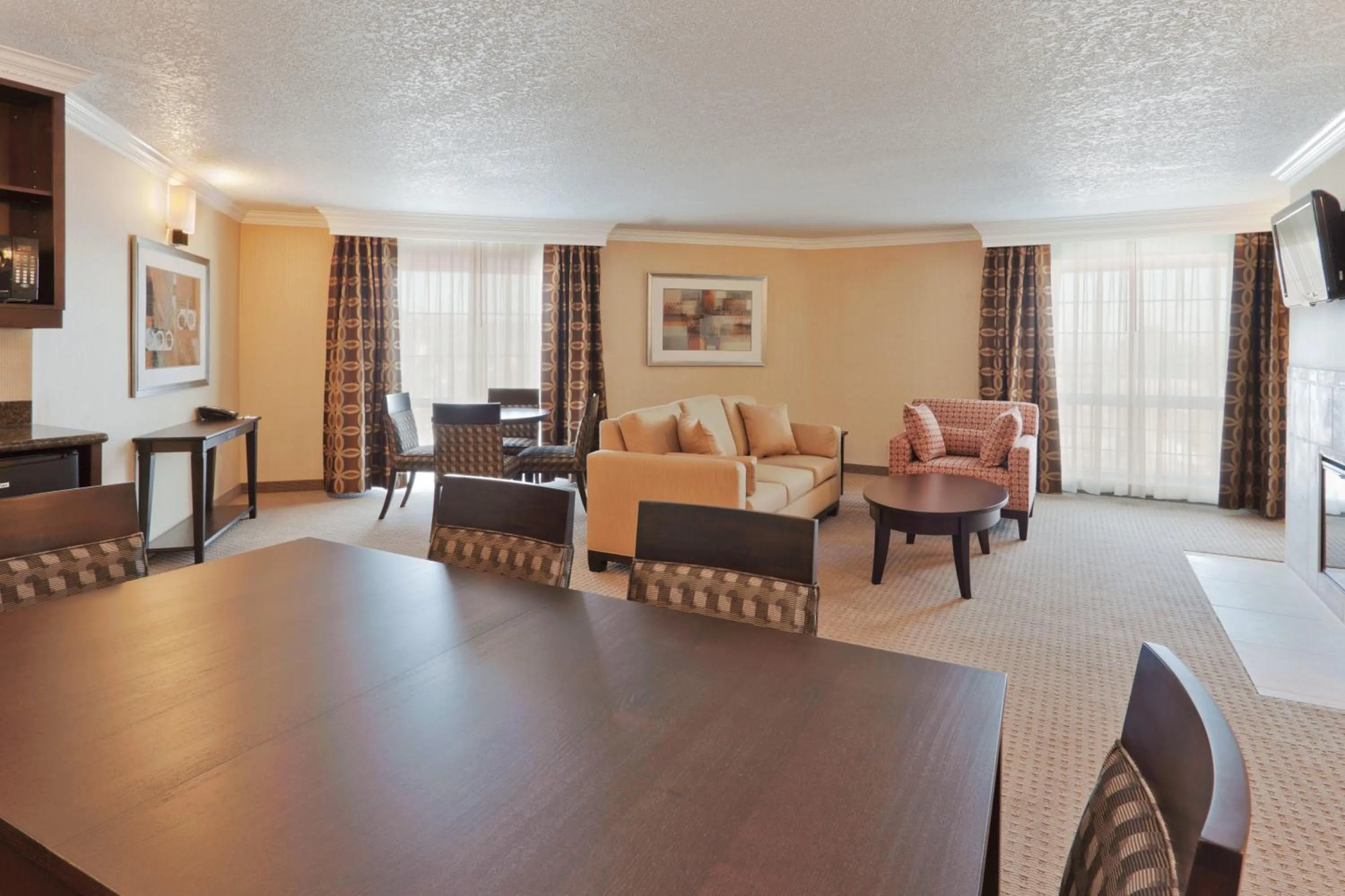 Photo of the whole room in Holiday Inn & Suites San Mateo - SFO by IHG
