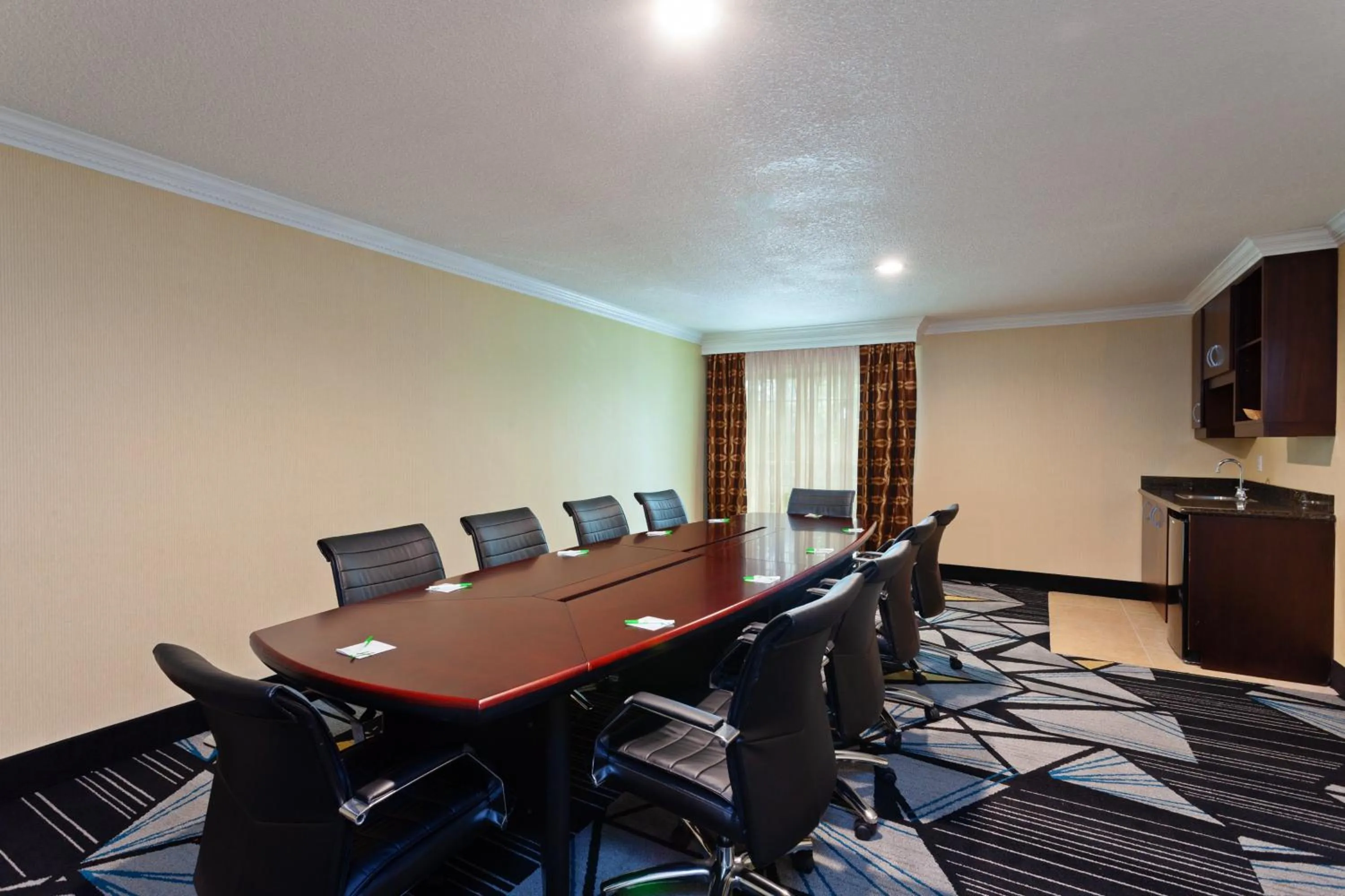 Meeting/conference room in Holiday Inn & Suites San Mateo - SFO by IHG