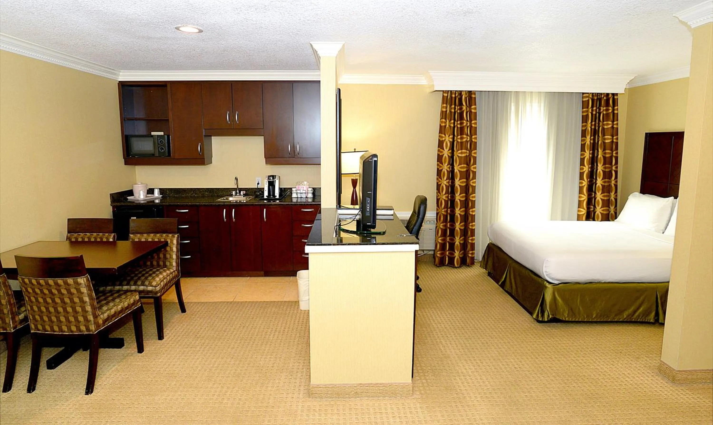 Photo of the whole room, Bed in Holiday Inn & Suites San Mateo - SFO by IHG