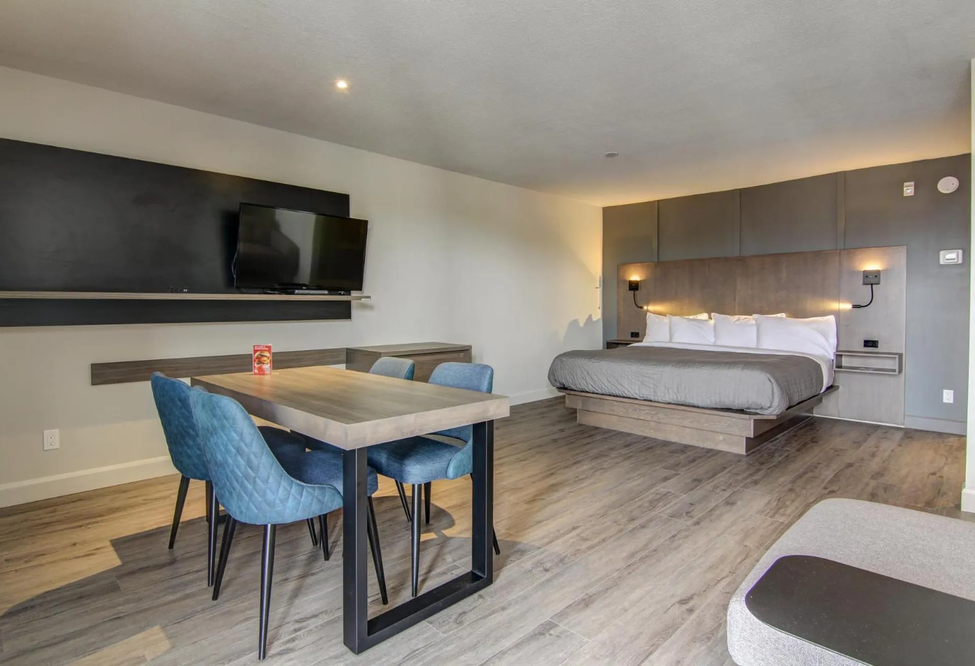 Seating area, Bed in Hôtel-Motel Normandin Alma