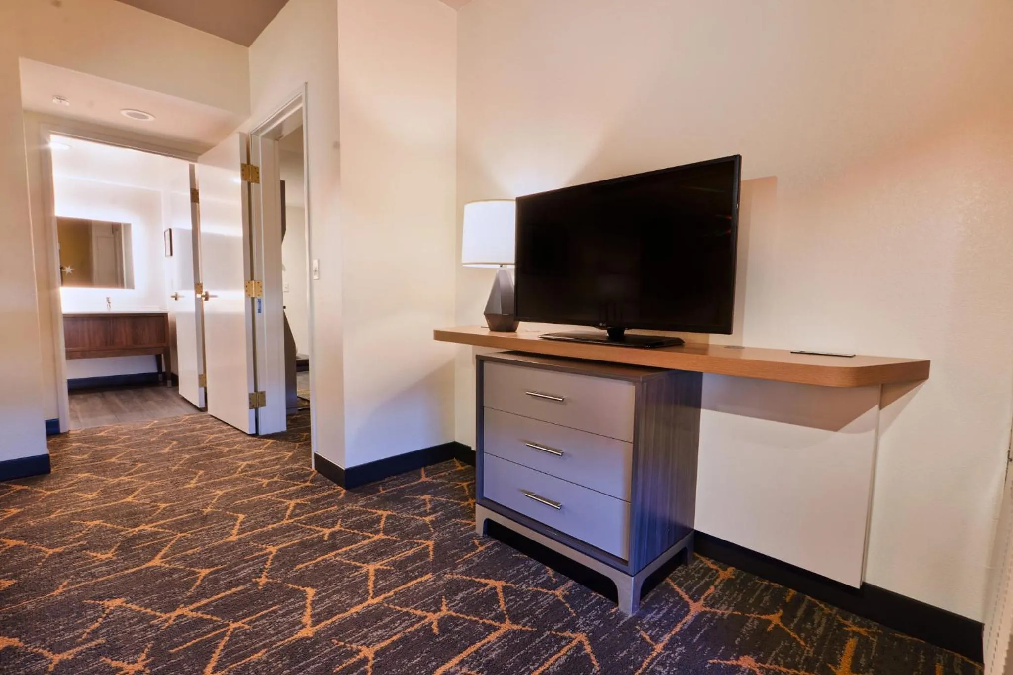 Photo of the whole room, Bed in Holiday Inn Oakland Airport by IHG