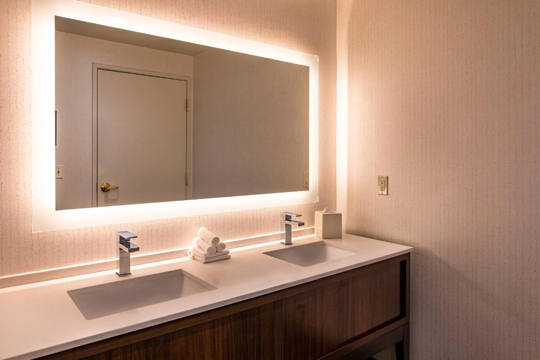 Photo of the whole room in Holiday Inn Oakland Airport by IHG