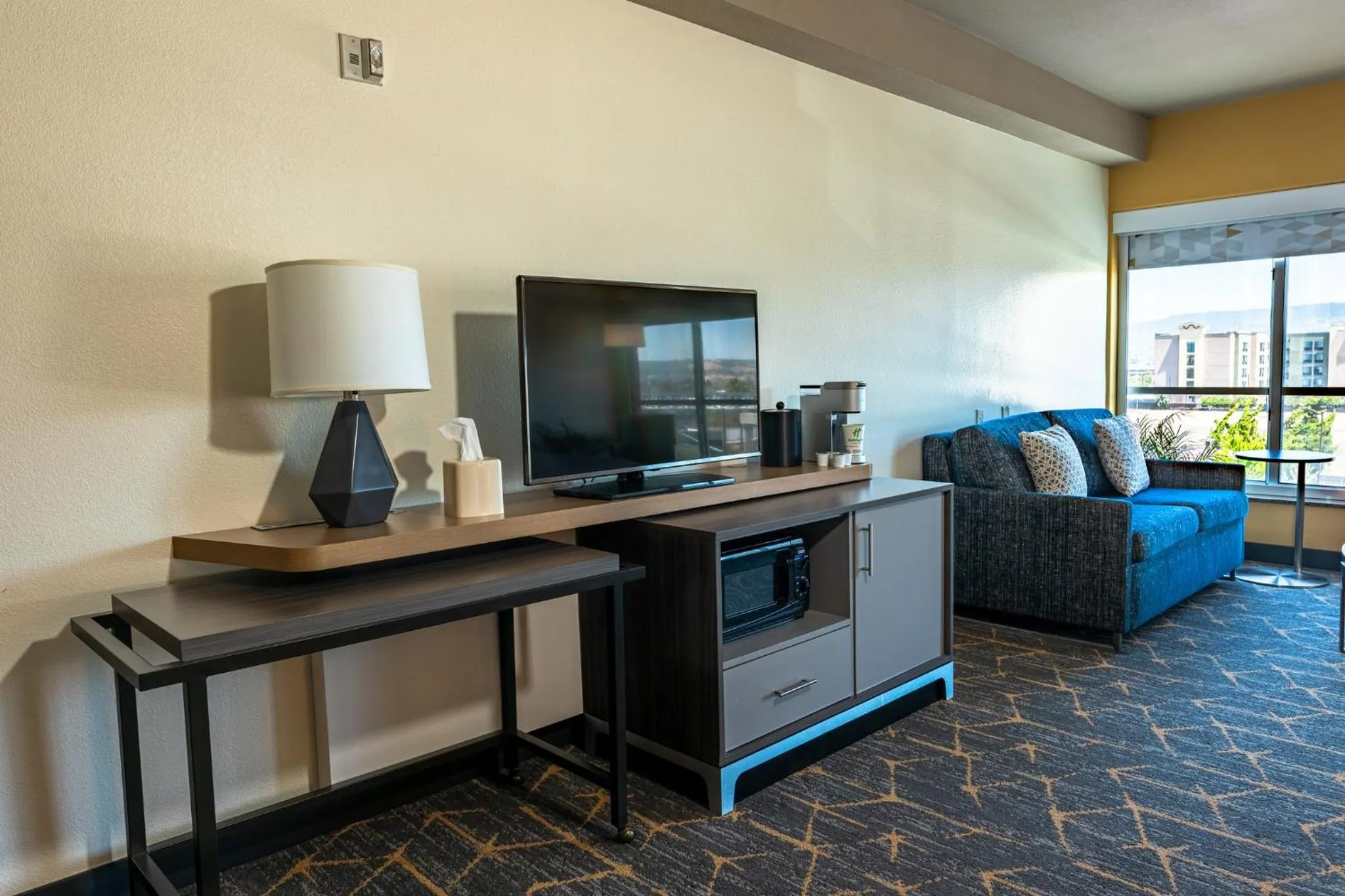 Photo of the whole room in Holiday Inn Oakland Airport by IHG