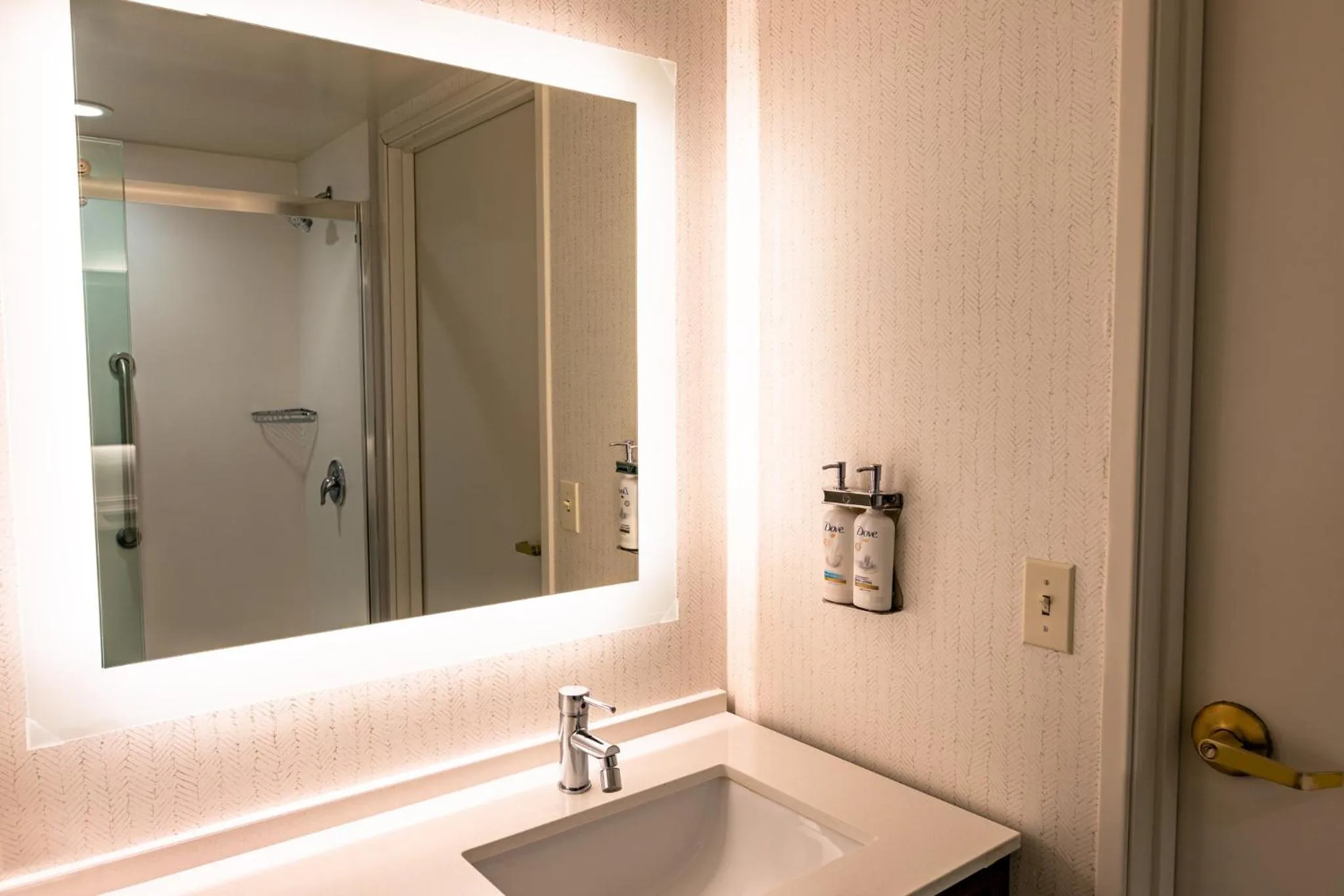 Photo of the whole room in Holiday Inn Oakland Airport by IHG