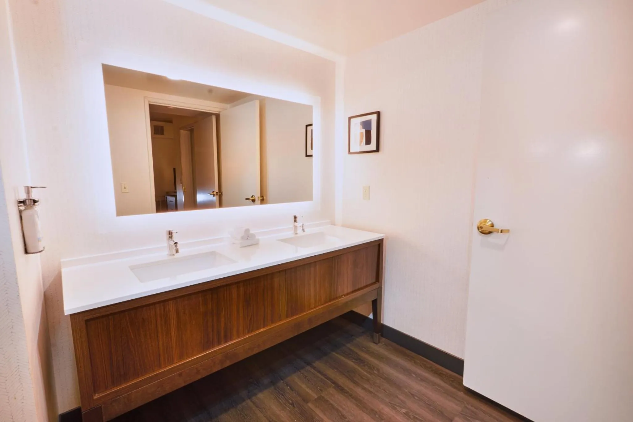 Photo of the whole room in Holiday Inn Oakland Airport by IHG