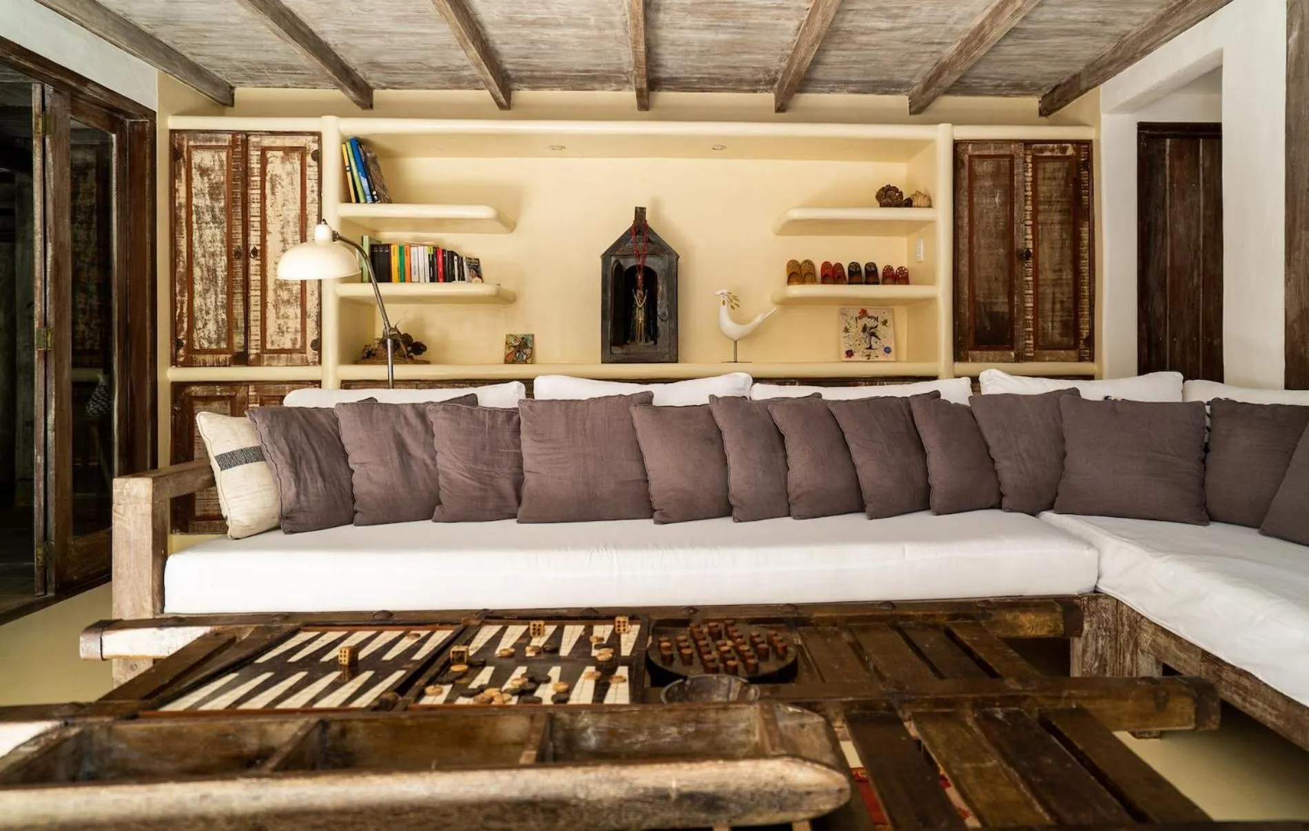 Communal lounge/ TV room in Casa Angatu