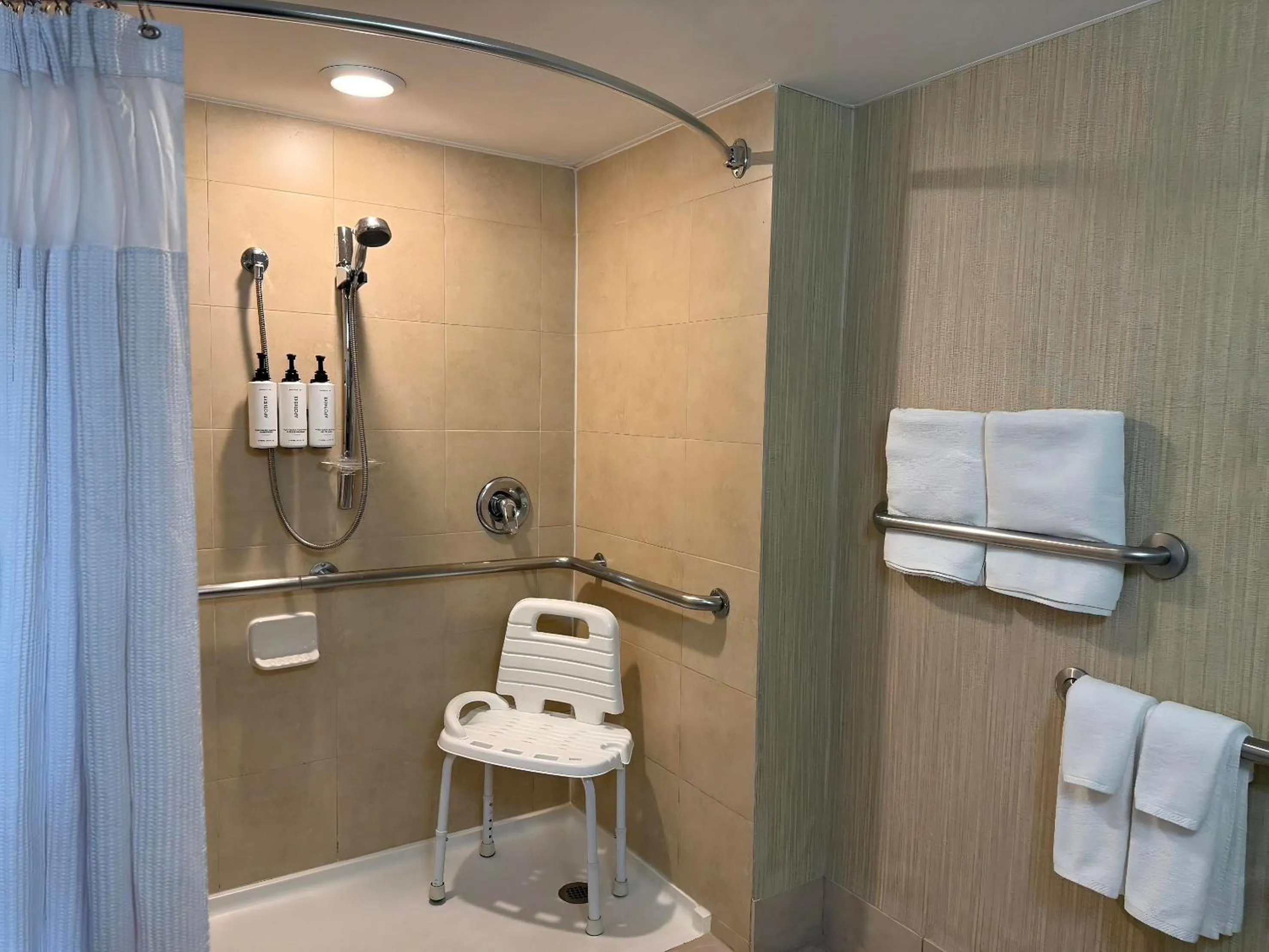 Photo of the whole room in Crowne Plaza Newark Airport by IHG