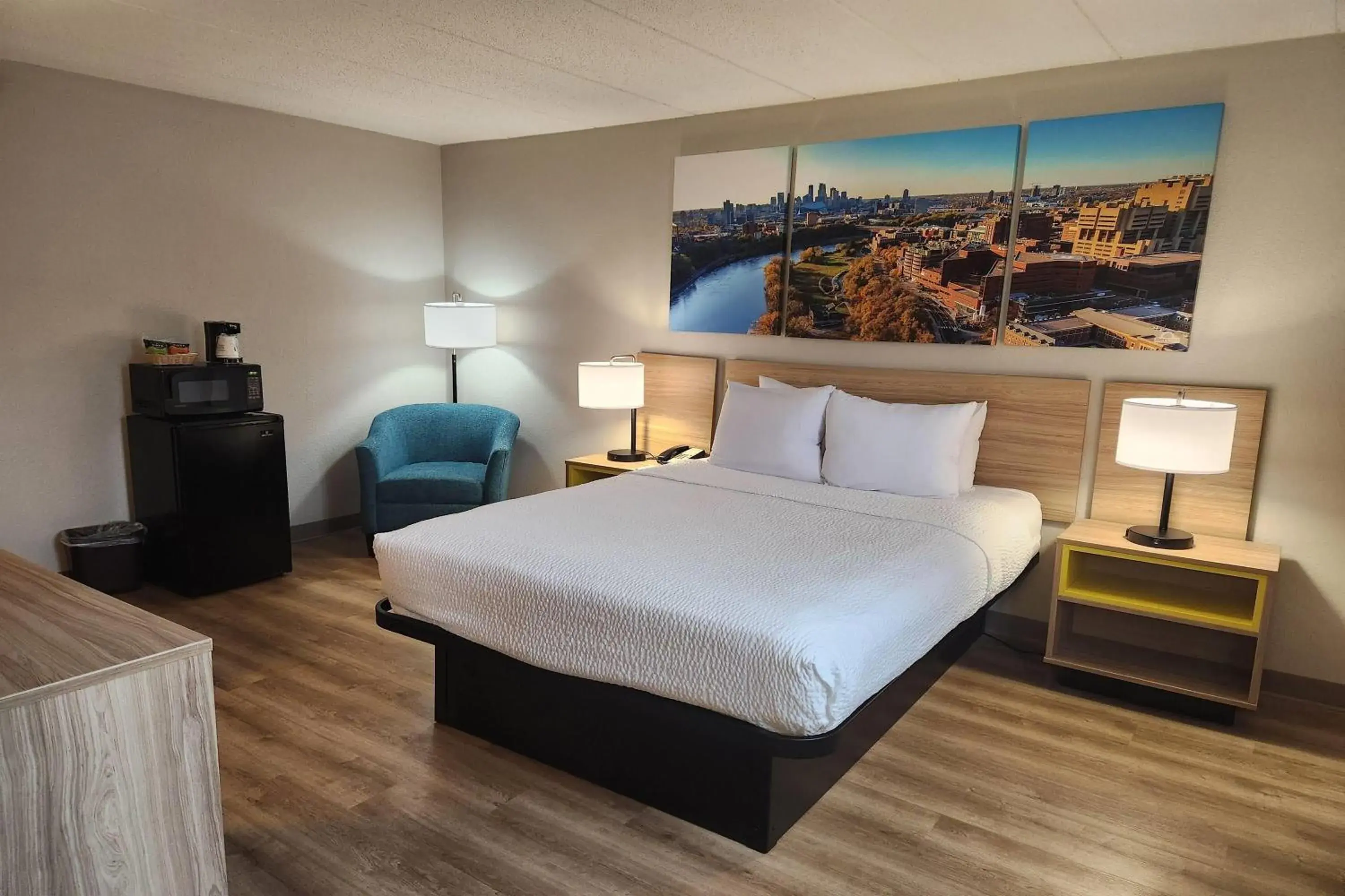 Business Queen Room - Non-Smoking in Days Hotel by Wyndham University Ave SE Business Queen Room - Non-Smoking in Days Hotel by Wyndham University Ave SE