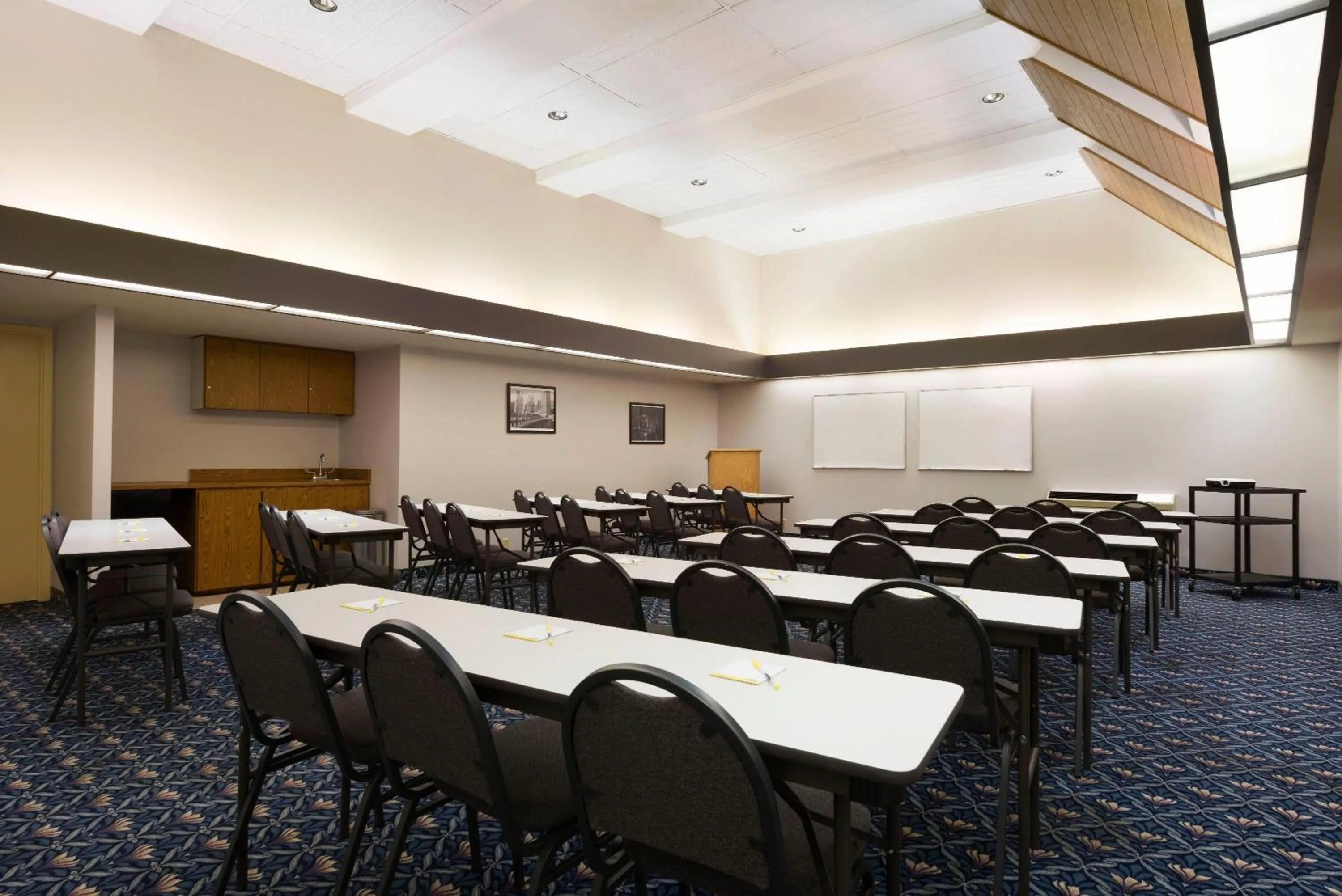 Meeting/conference room in Days Hotel by Wyndham University Ave SE