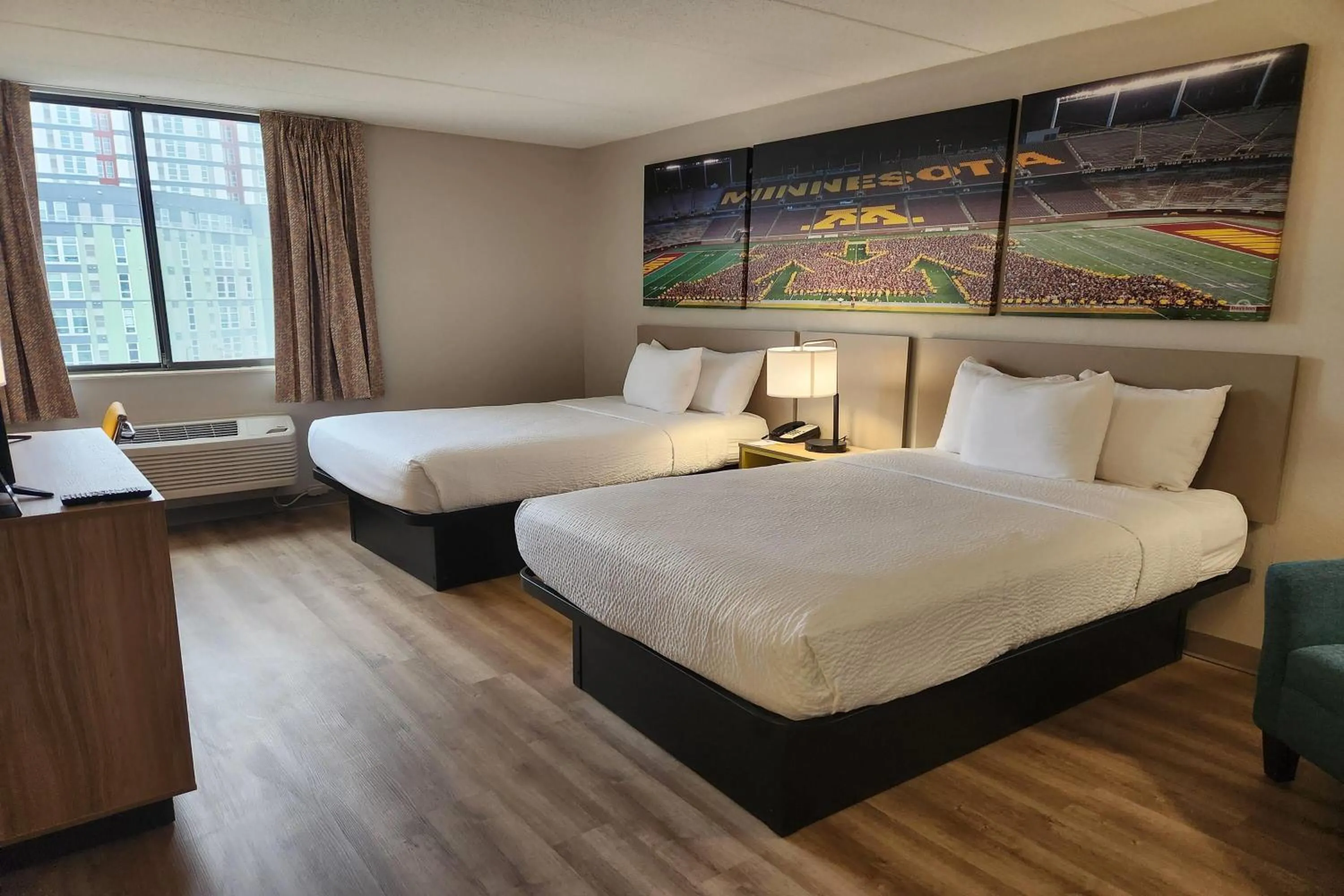 Photo of the whole room, Bed in Days Hotel by Wyndham University Ave SE