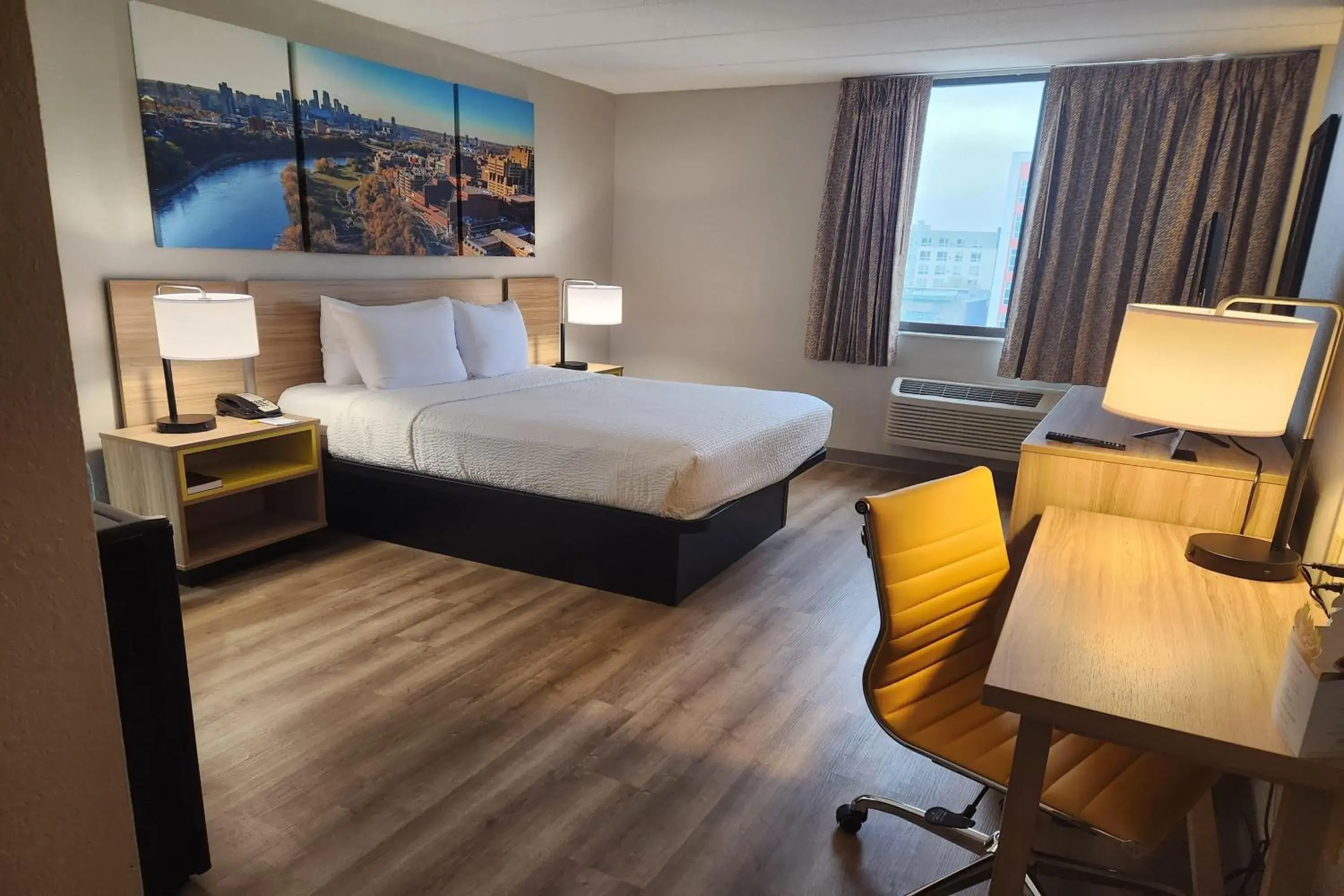 Deluxe Queen Room - Non-Smoking in Days Hotel by Wyndham University Ave SE Deluxe Queen Room - Non-Smoking in Days Hotel by Wyndham University Ave SE