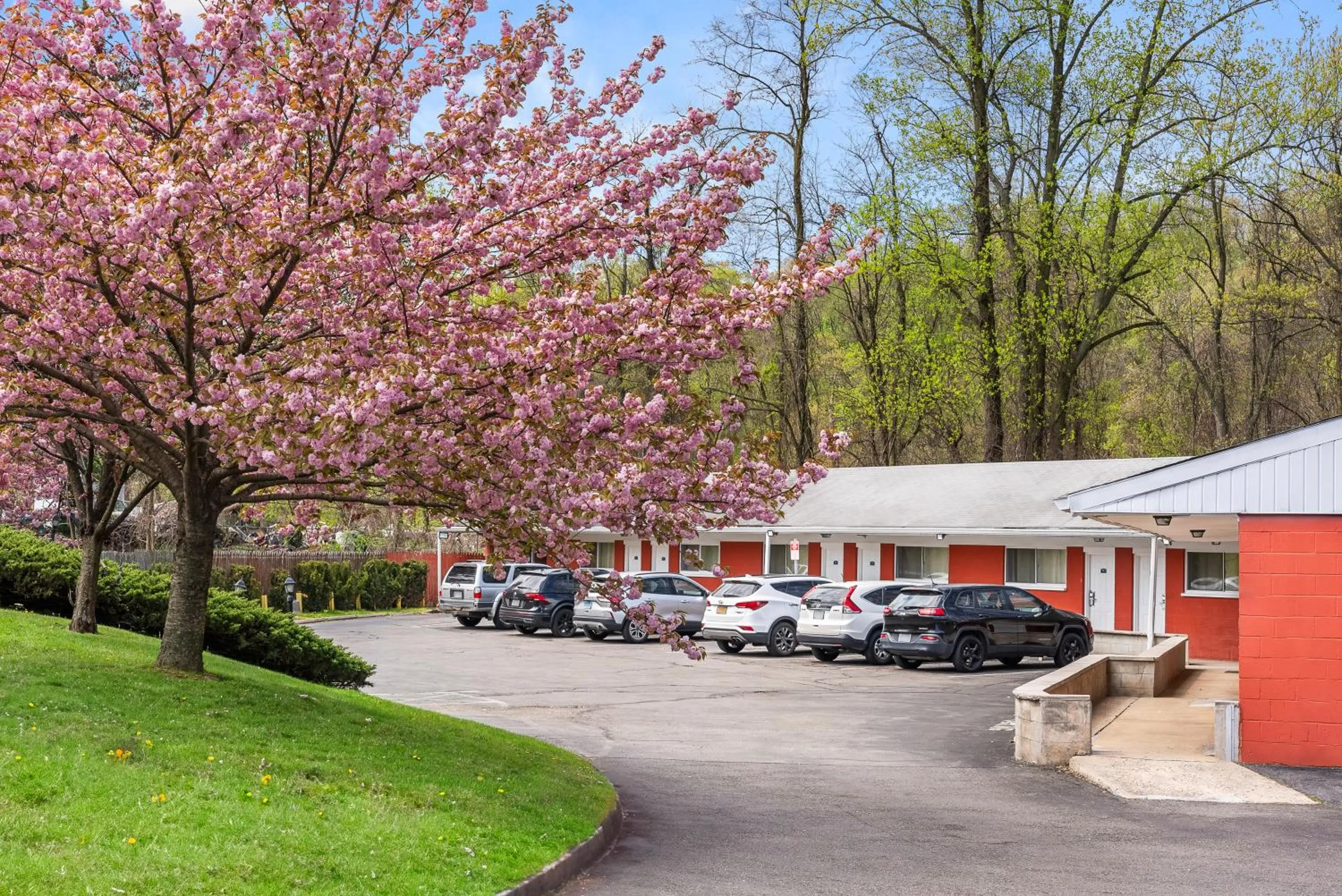 Property building in Ardsley Acres Hotel Court