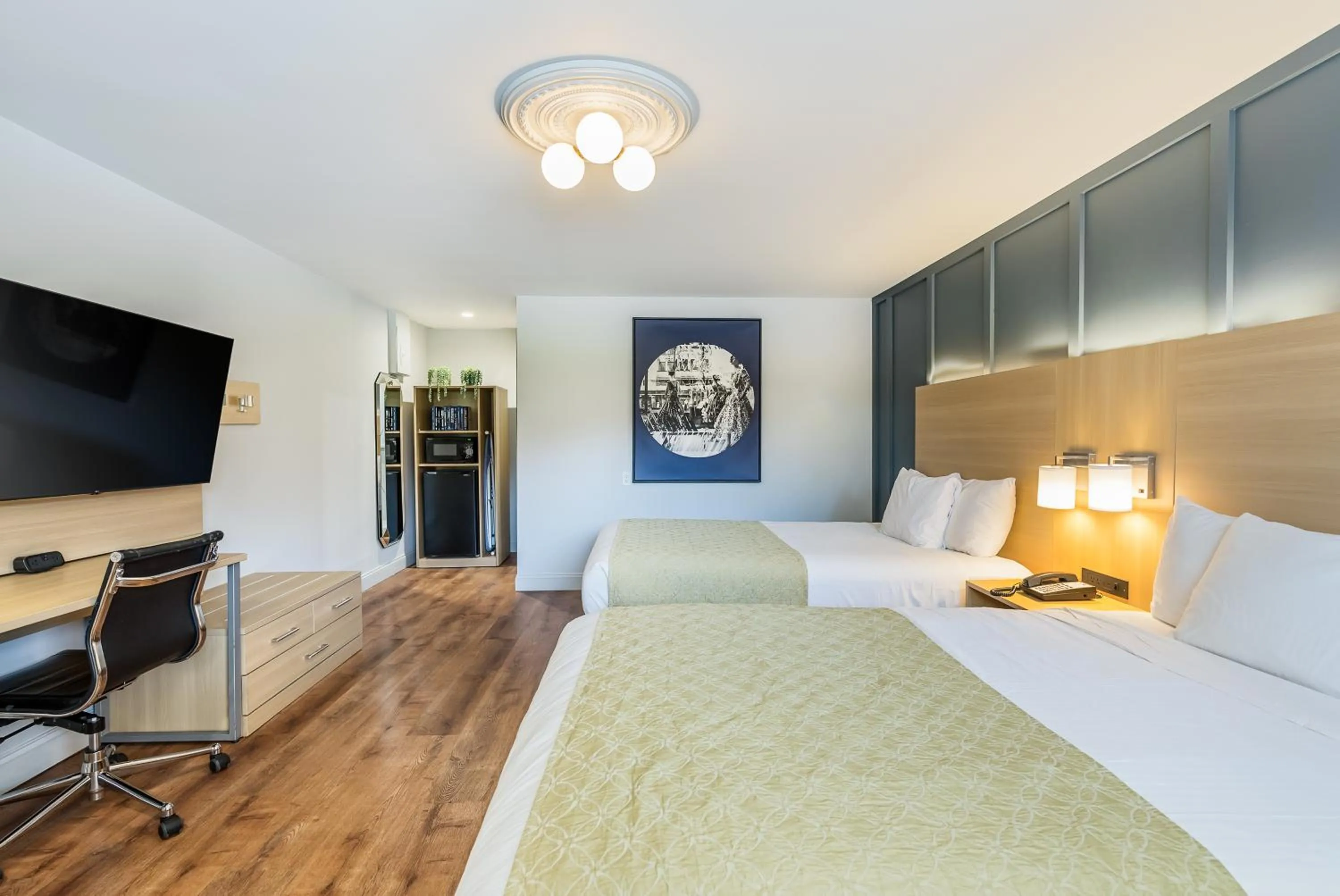 Bed in Ardsley Acres Hotel Court