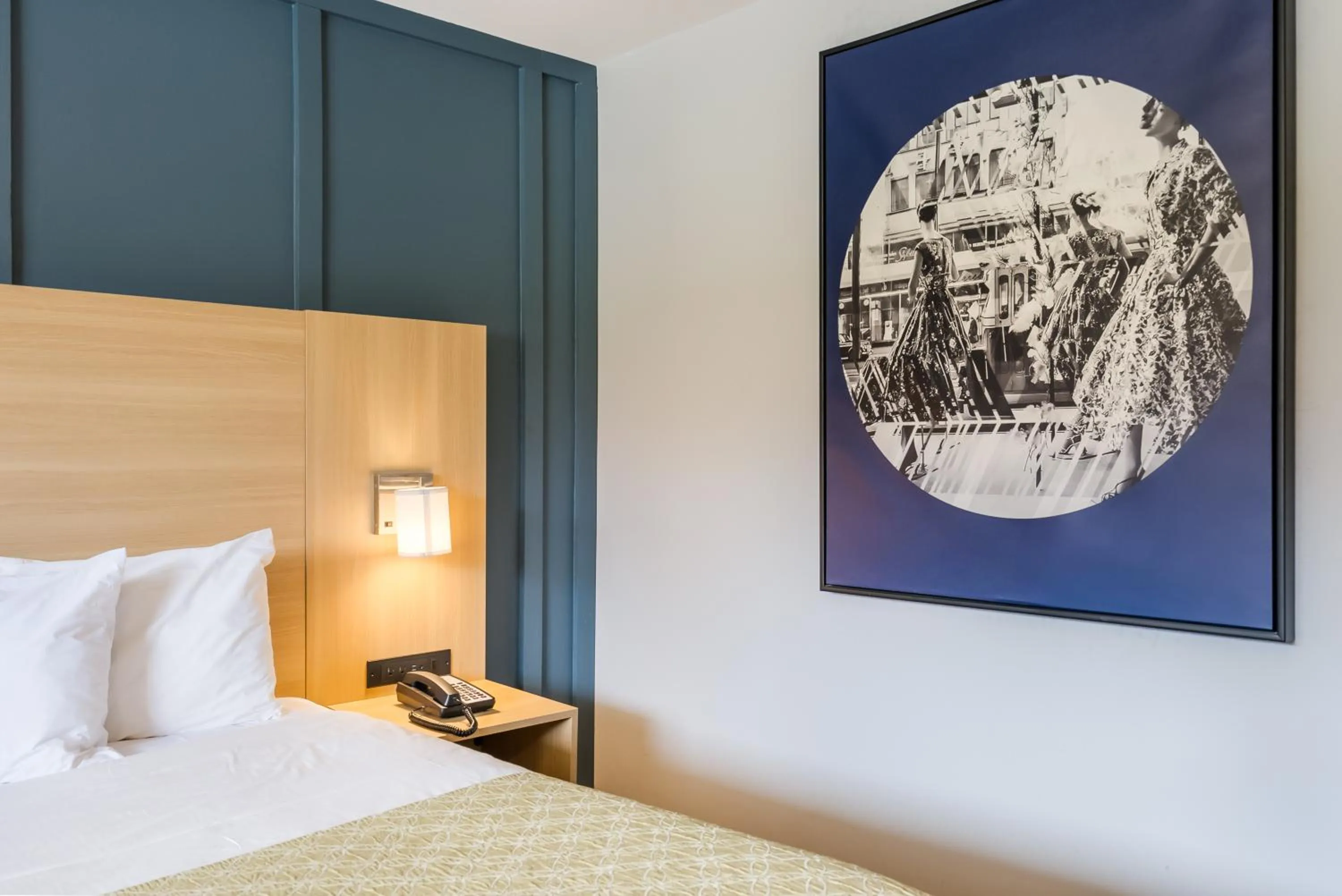 Decorative detail, Bed in Ardsley Acres Hotel Court