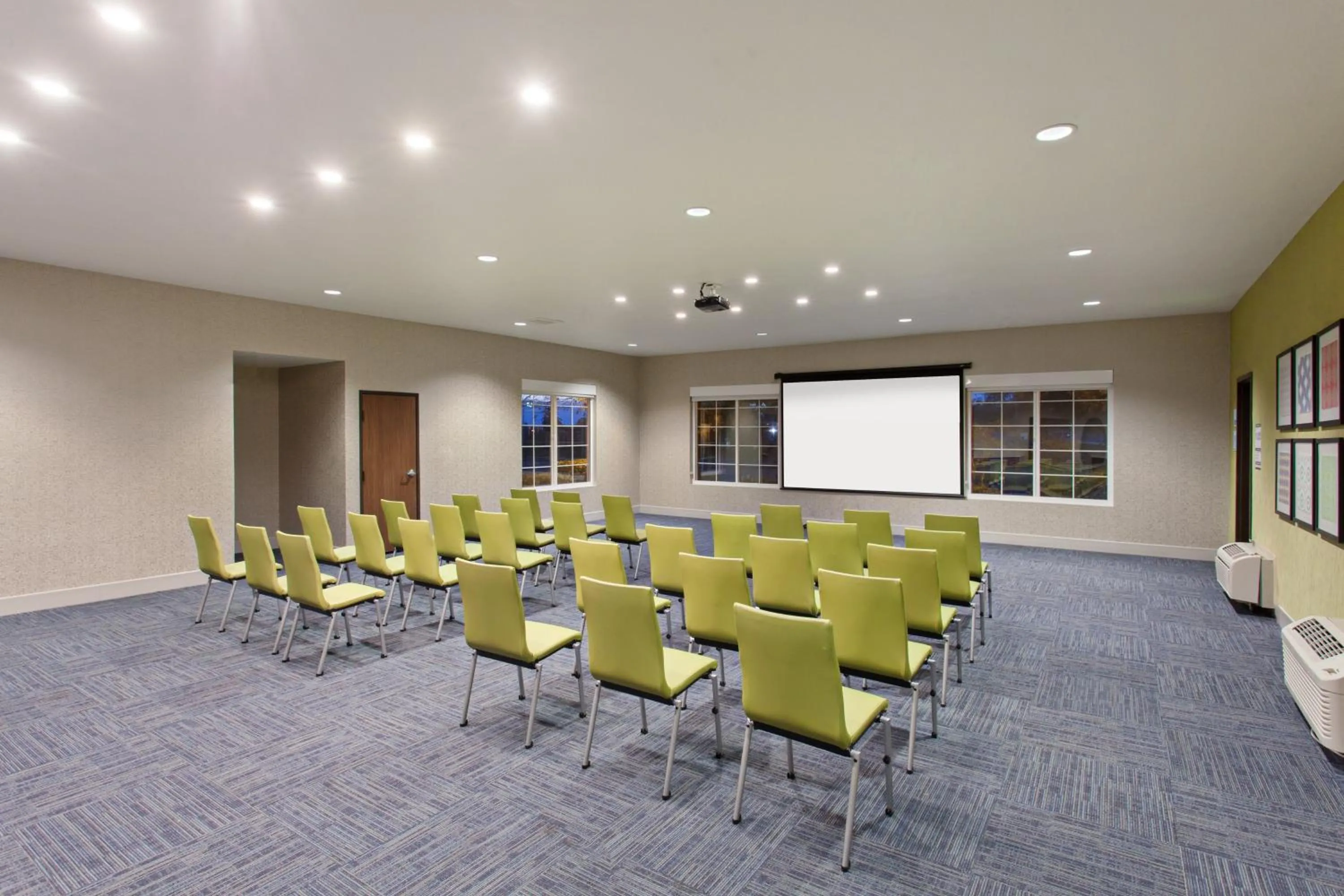 Meeting/conference room in Holiday Inn Express & Suites Oakland - Airport by IHG