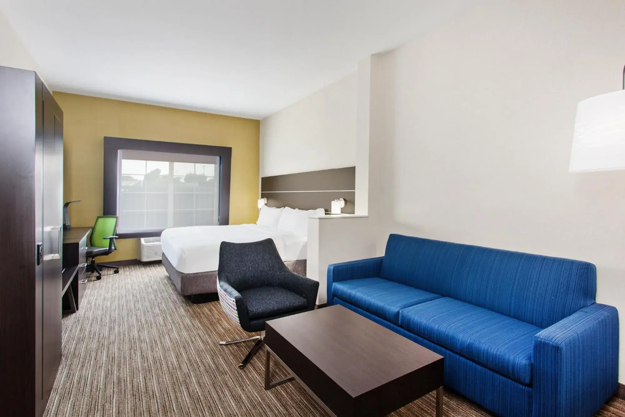 Standard King Room with Sofa Bed in Holiday Inn Express & Suites Oakland - Airport by IHG Standard King Room with Sofa Bed in Holiday Inn Express & Suites Oakland - Airport by IHG
