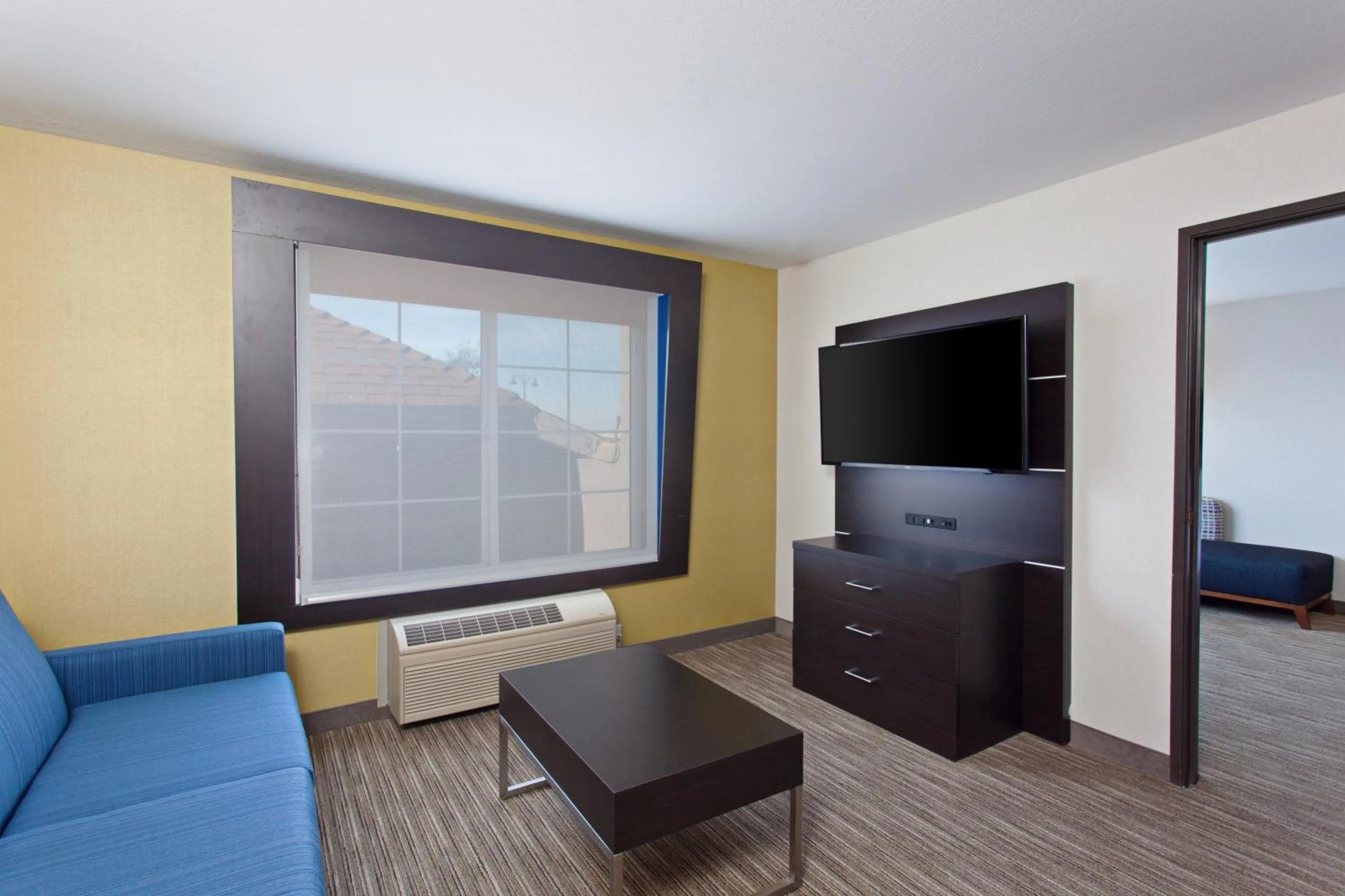 Living room in Holiday Inn Express & Suites Oakland - Airport by IHG