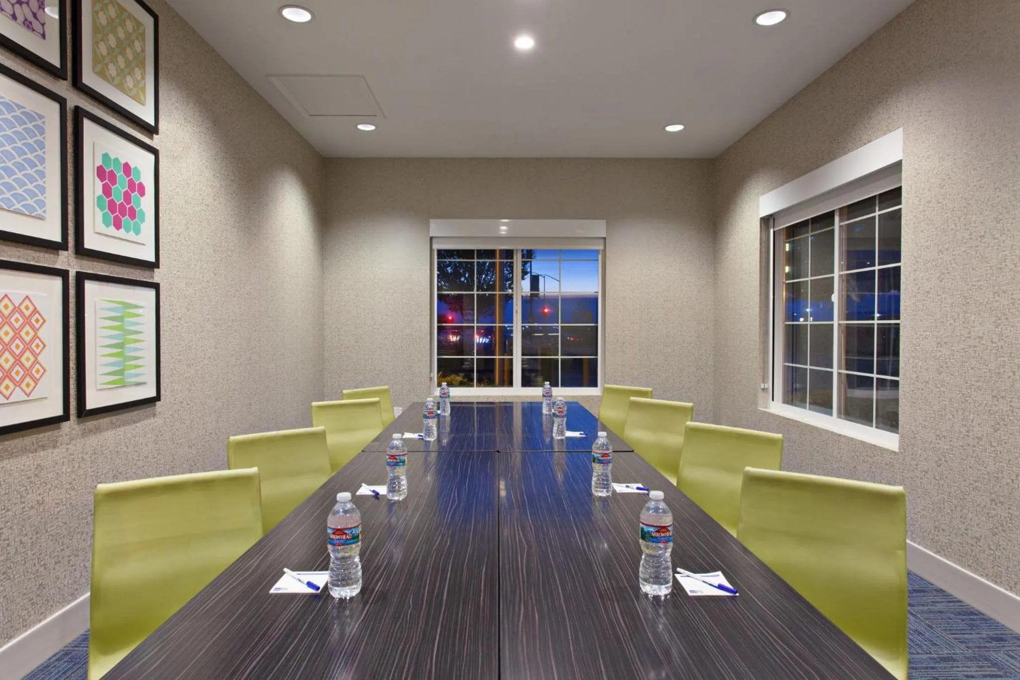 Meeting/conference room in Holiday Inn Express & Suites Oakland - Airport by IHG