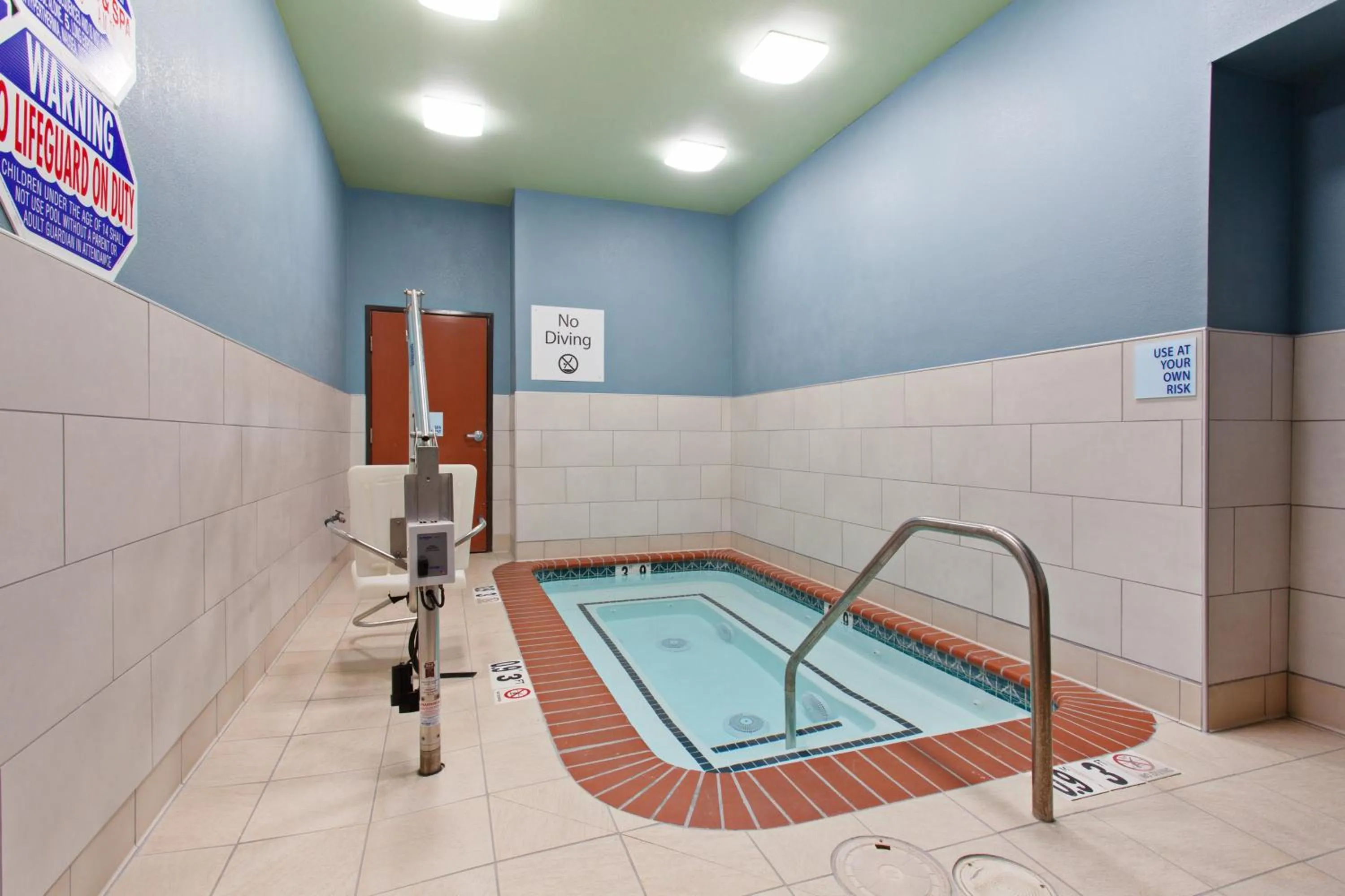 Swimming pool in Holiday Inn Express & Suites Oakland - Airport by IHG