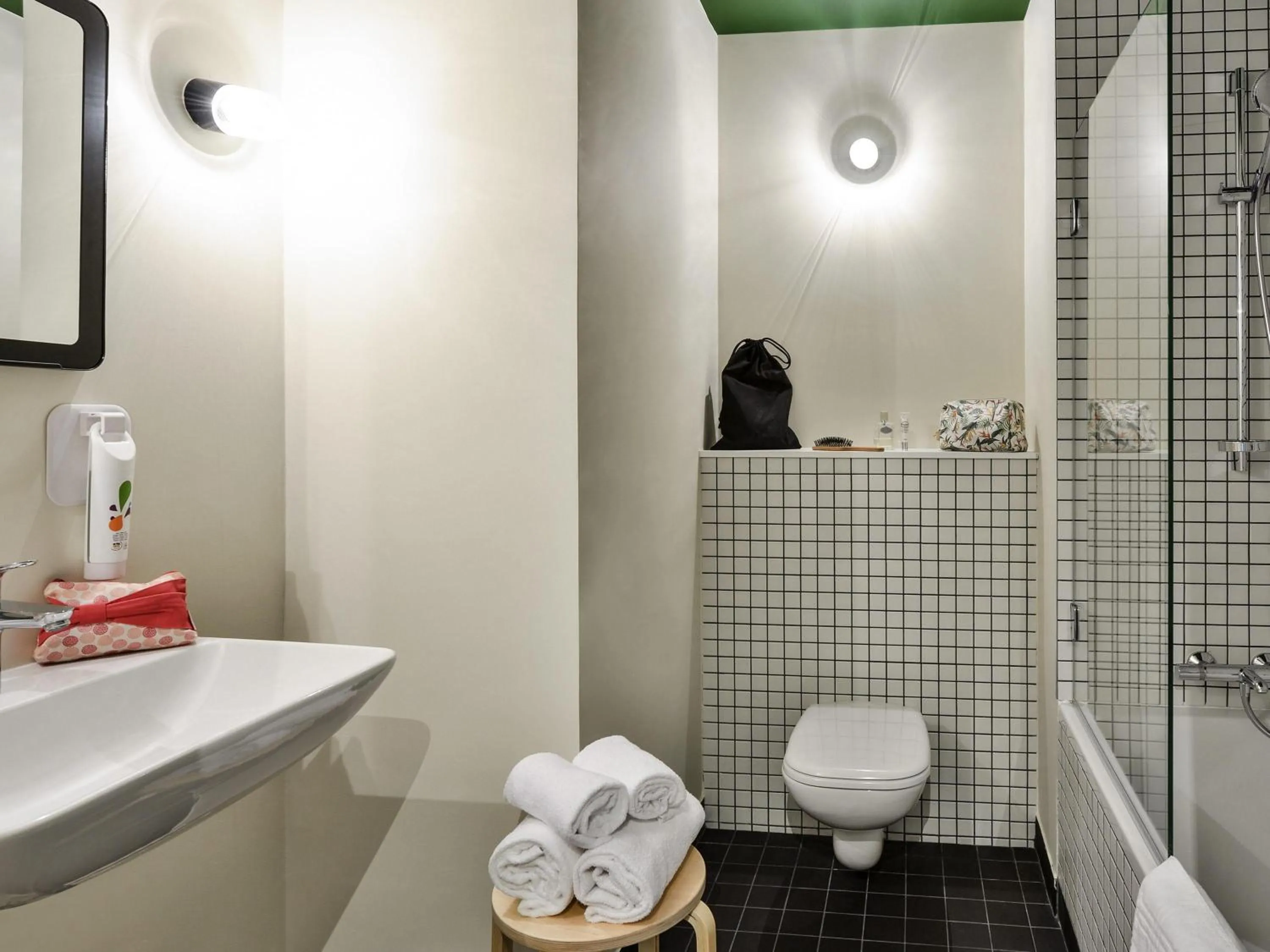 Bedroom in ibis Styles Lyon Meyzieu Arena Stadium