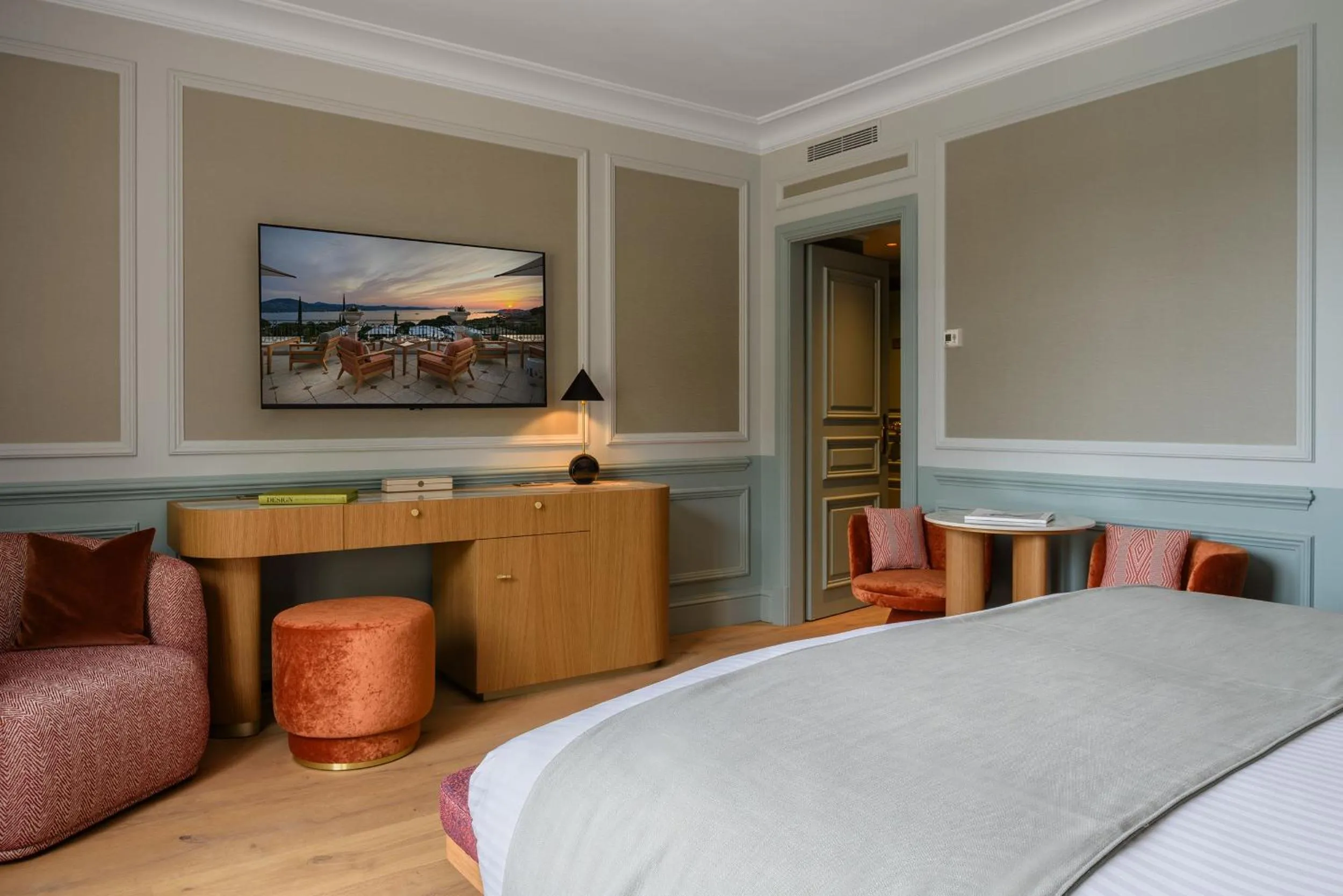 Photo of the whole room, Bed in Althoff Hotel Villa Belrose