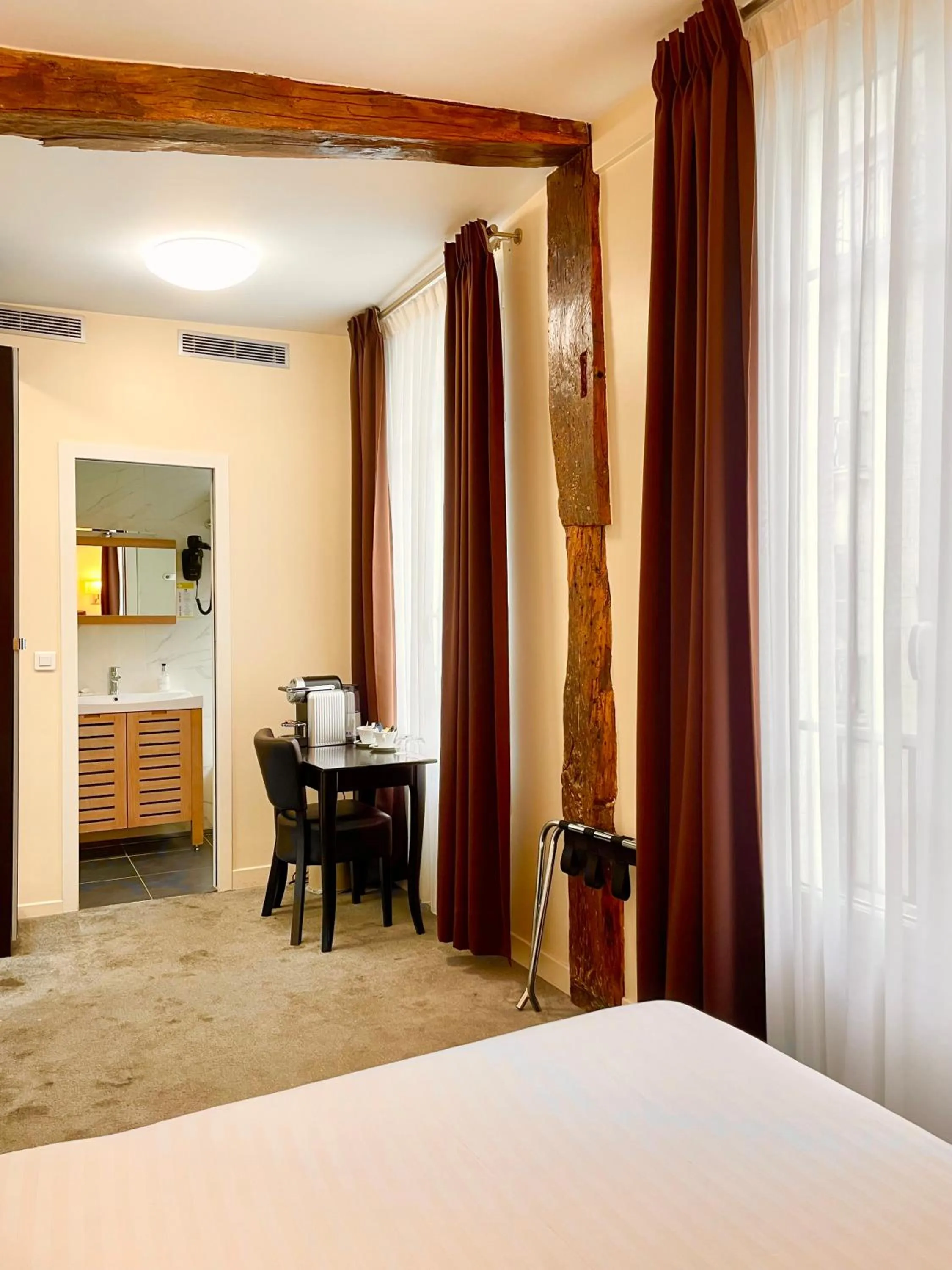 Photo of the whole room, Bed in Lion d'Or Paris Hotel