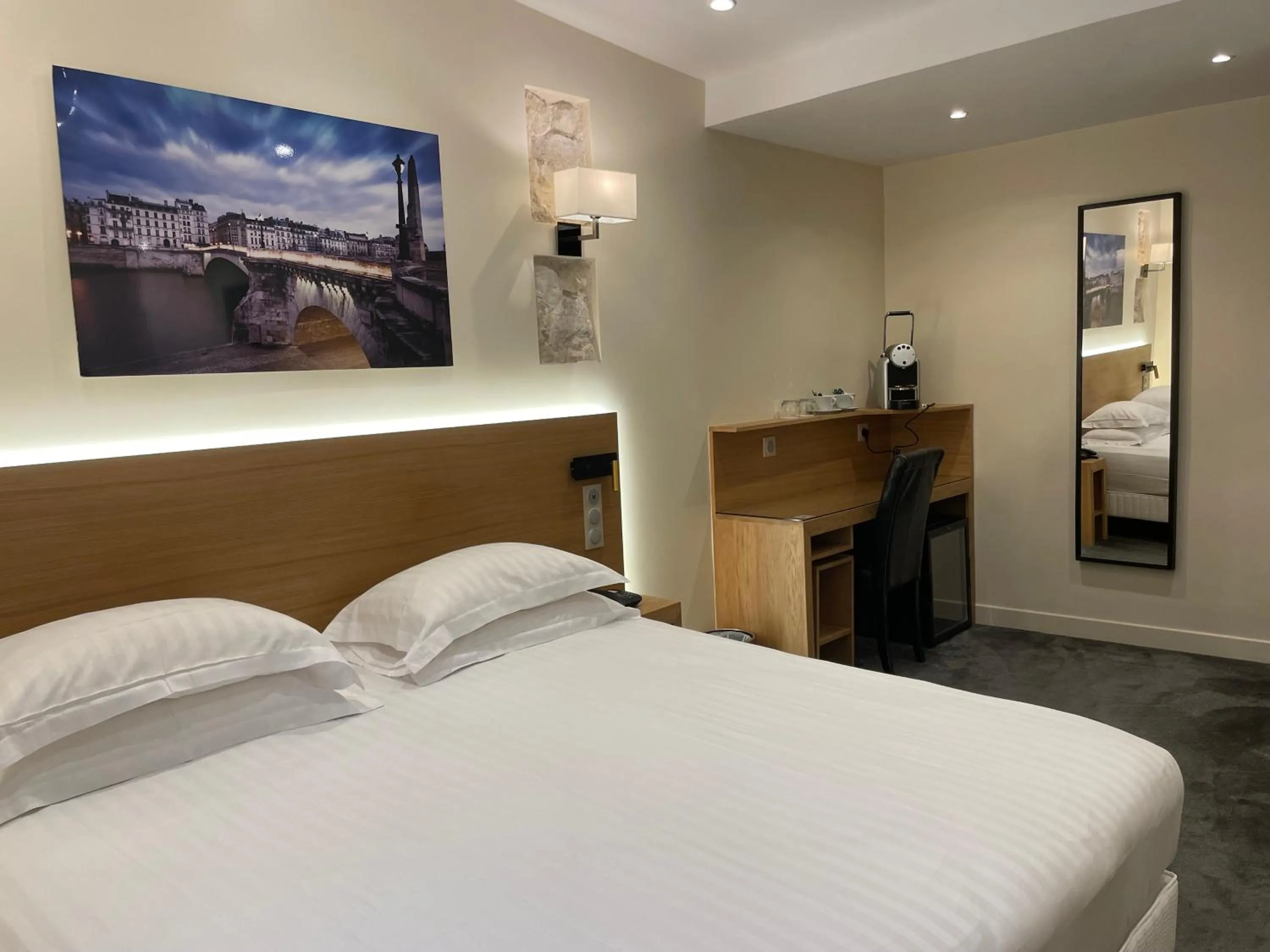 Bedroom, Bed in Lion d'Or Paris Hotel