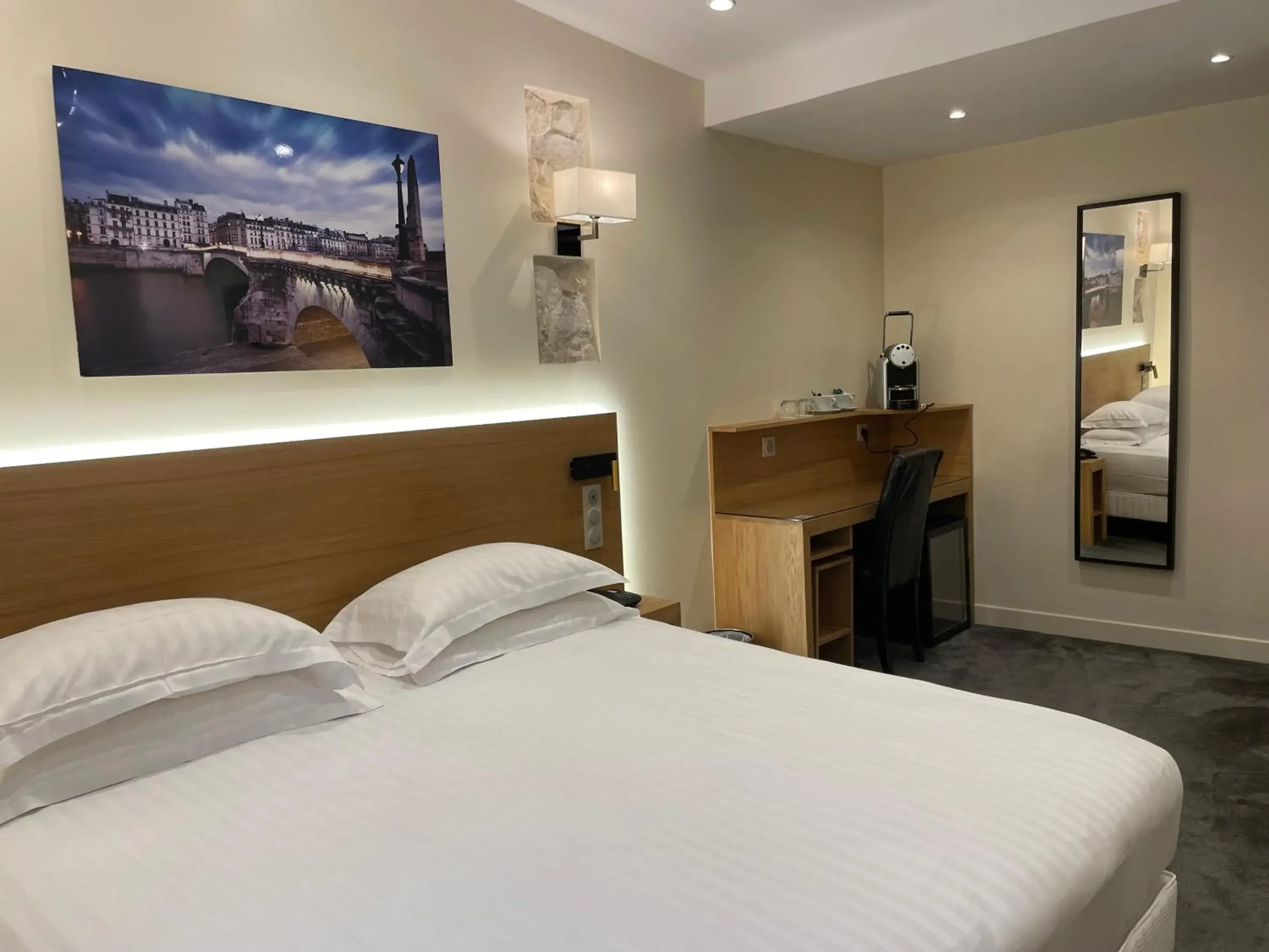 Deluxe Double or Twin Room in Hôtel du Lion d'Or Louvre Deluxe Double or Twin Room in Hôtel du Lion d'Or Louvre