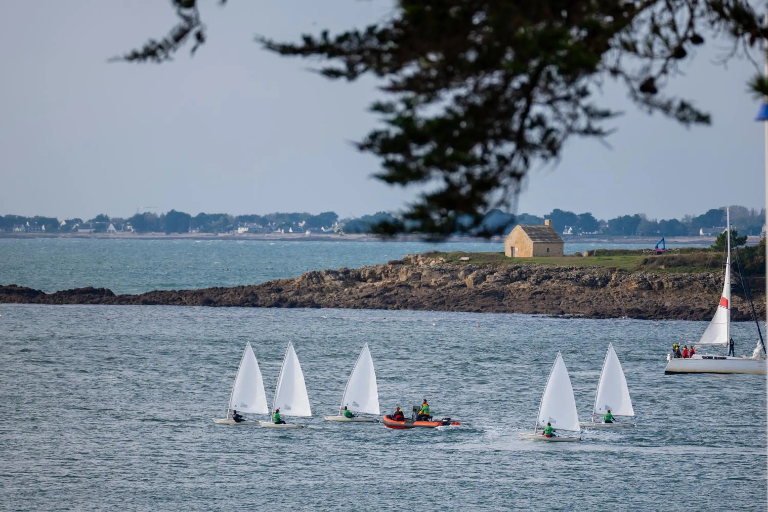 Natural landscape in Hotel Kastel & Spa avec piscine d'eau de mer chauffée et située à 50 m de l'hôtel