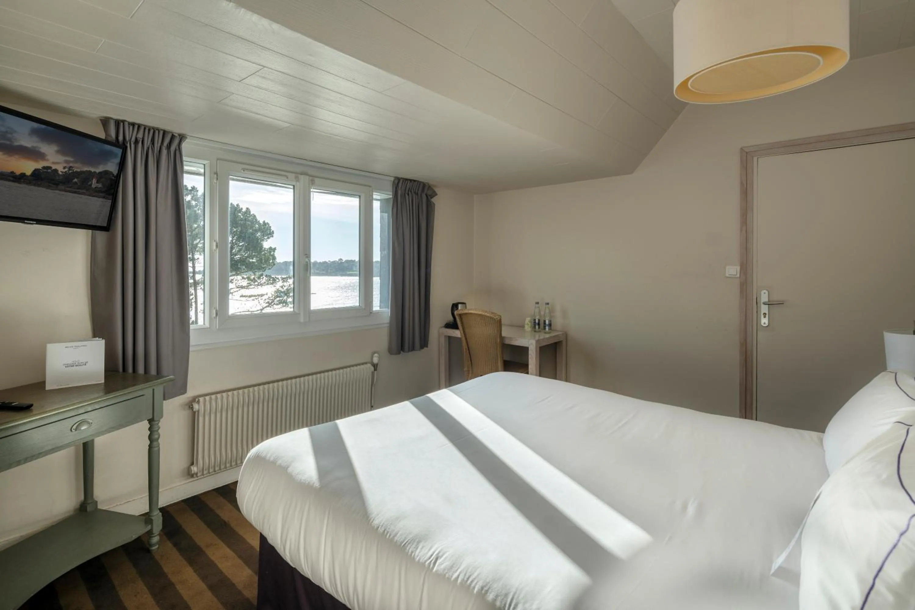 Photo of the whole room, Bed in Hotel Kastel & Spa avec piscine d'eau de mer chauffée et située à 50 m de l'hôtel