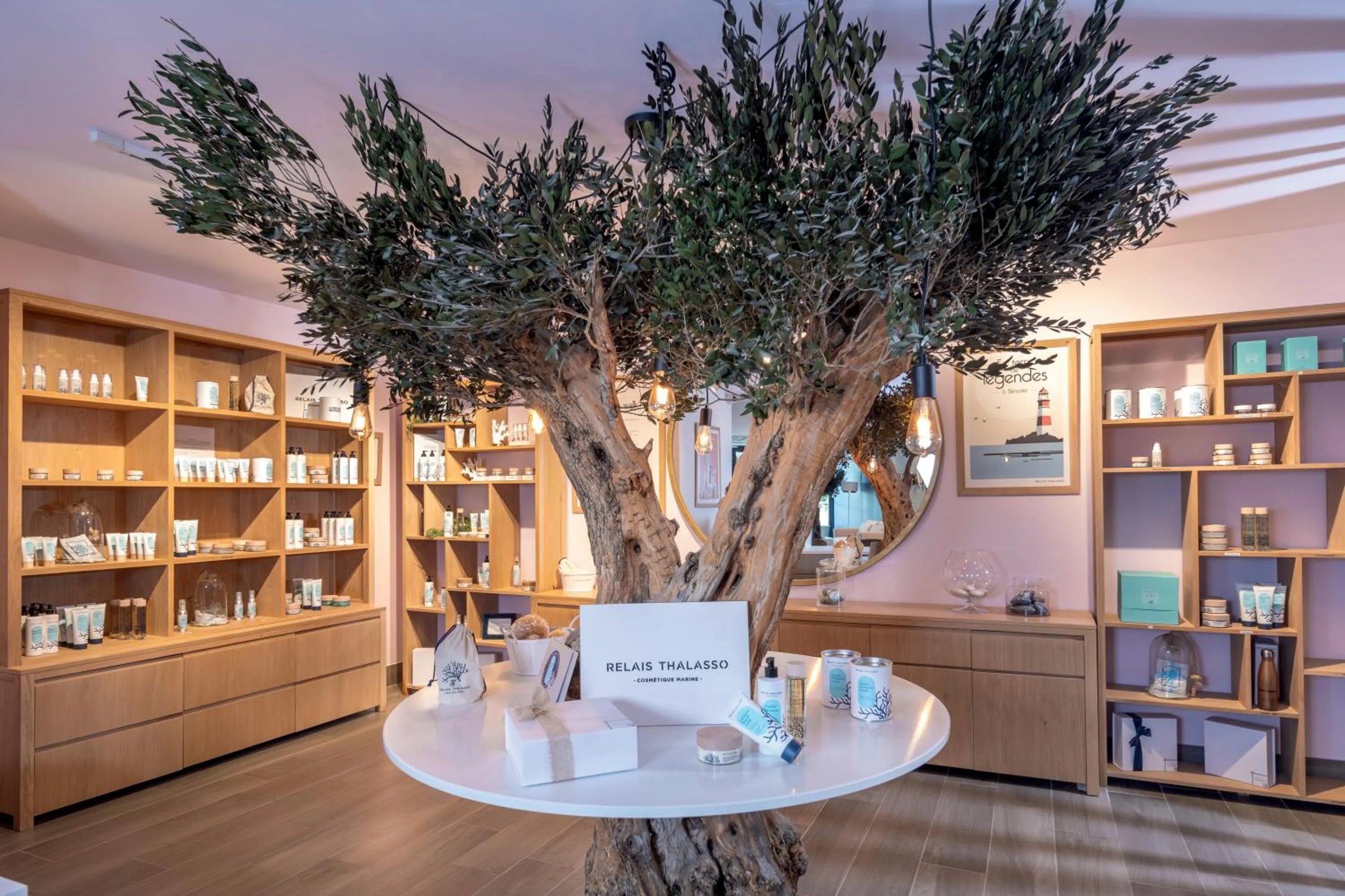 On-site shops in Hotel Kastel & Spa avec piscine d'eau de mer chauffée et située à 50 m de l'hôtel